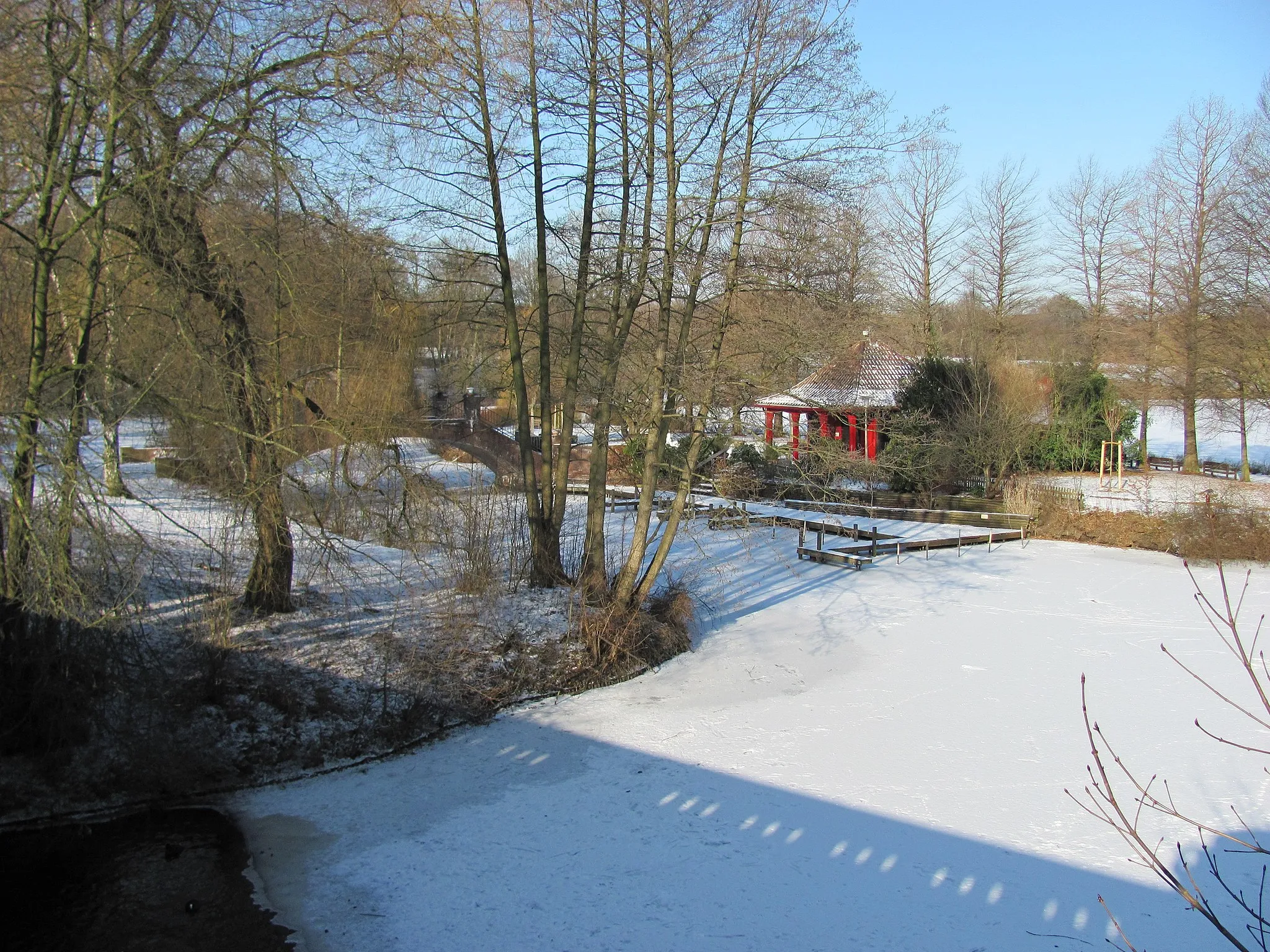 Photo showing: Liebesinsel im Stadtparksee, Blick von der Parkseebrücke am Südring