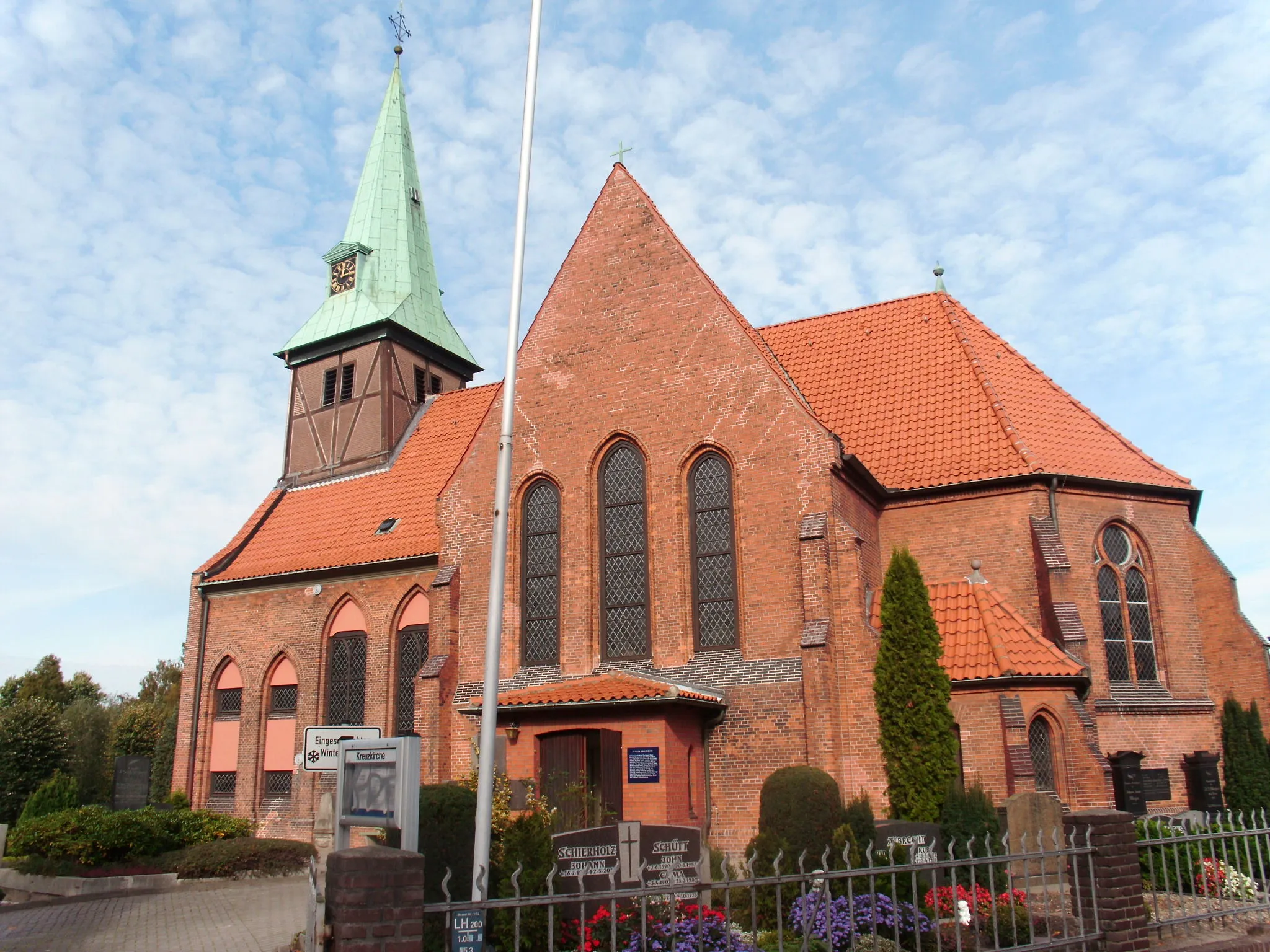 Photo showing: Die Kreuzkirche der evangelisch-lutherischen Kirchengemeinde Kirchdorf in Hamburg-Kirchdorf.