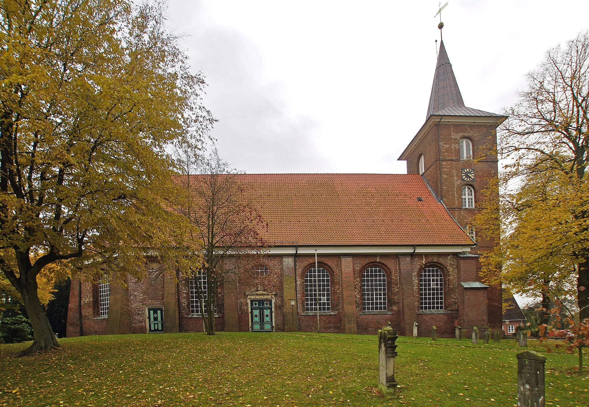 Photo showing: Hamburg (Neuenfelde), Germany: North façade of the Saint Pancras Church