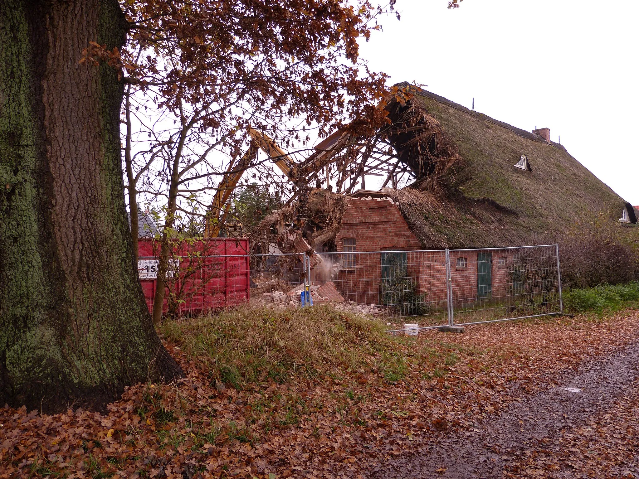 Photo showing: Der Hof in der Prunstwiete, Henstedt-Ulzburg, wurde im November 2015 abgerissen.