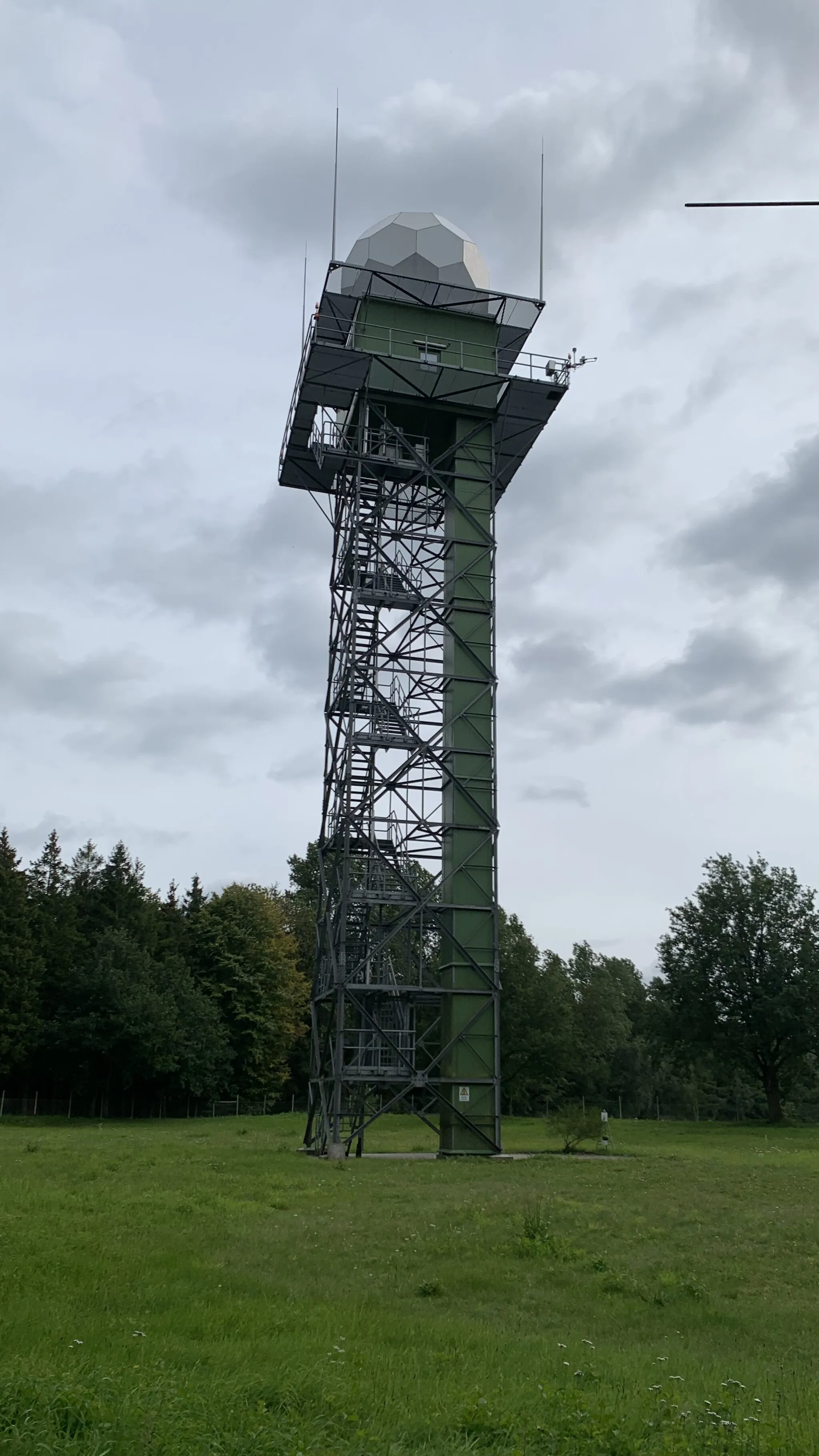 Photo showing: Auf dem Bild ist der Radarturm auf dem Schwienhagen zu sehen