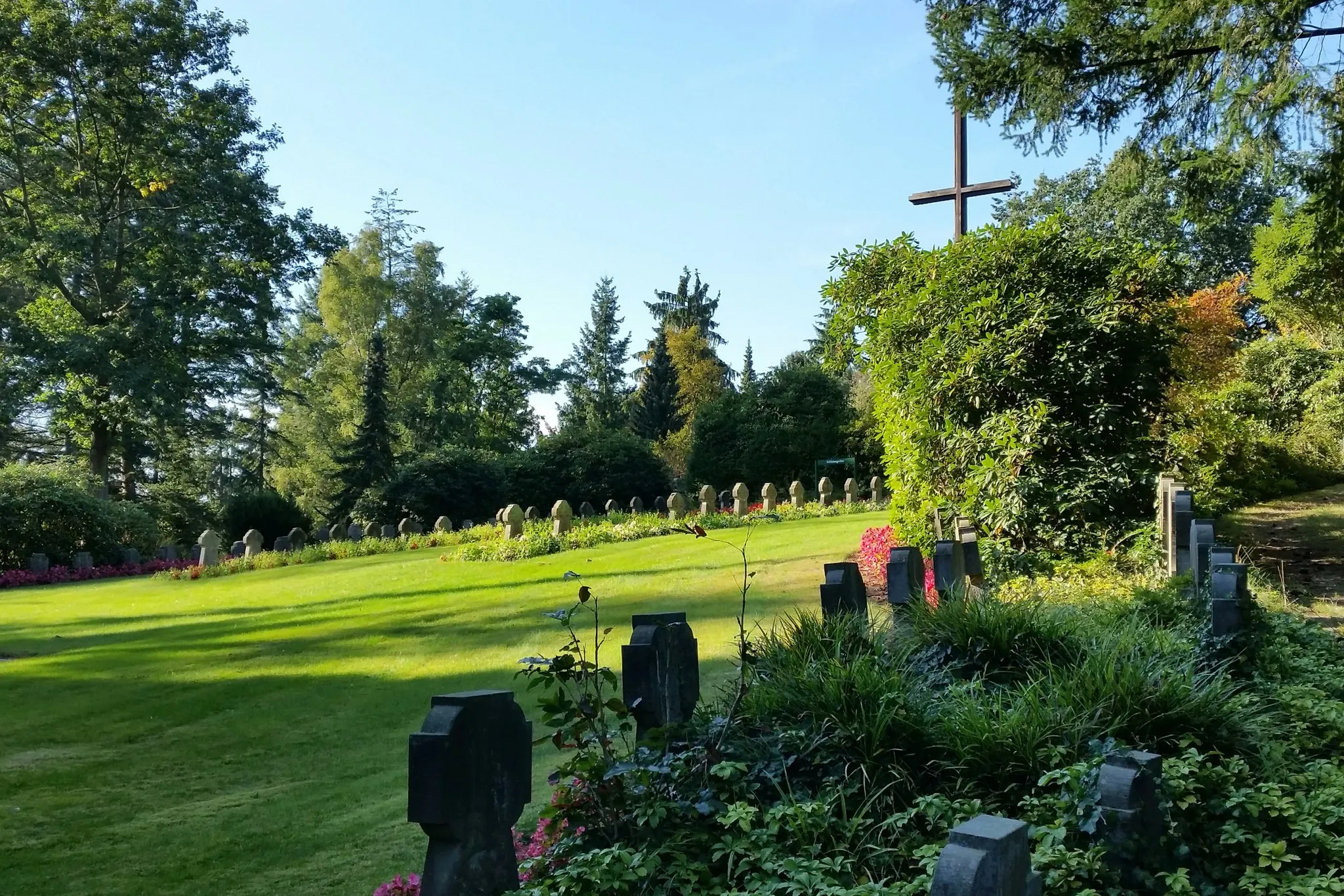 Photo showing: Hamburg, district Harburg, township Eissendorf, Friedhofstrasse, war memorial on "new cemetery" (originally WW I, later also tombs with bomb victims)