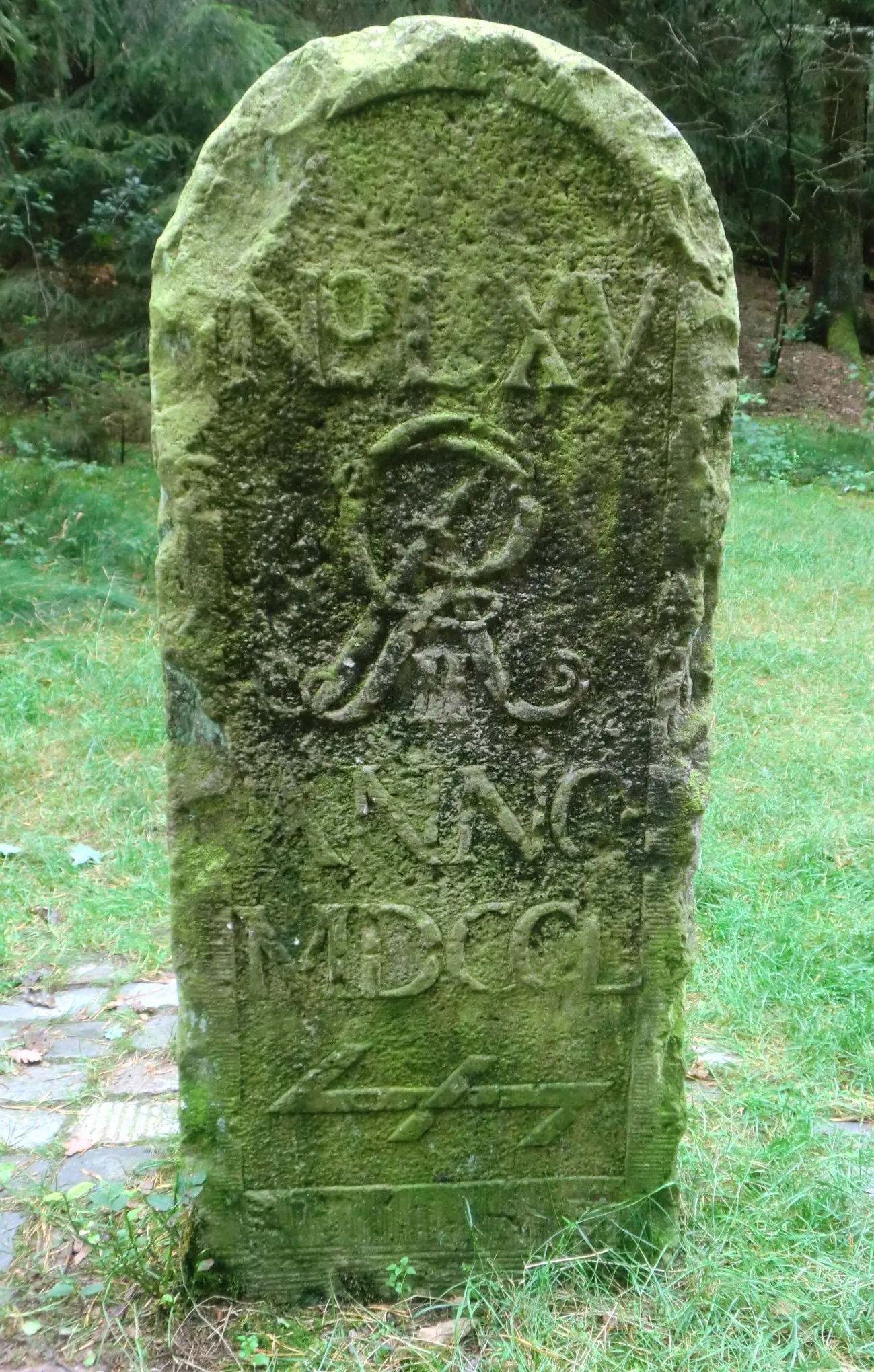 Photo showing: The "Moisburger Stein" (Engl.:"Moisburg Stone" or "Stone of Moisburg") was set in 1754 to mark the southern end of a forest boundary between the state forest of the then Duchy of Brunswick-Lüneburg (ruled by King George II of Great Britain in his capacity as hereditary Prince-Elector (German: Kurfürst) of Hanover), and the common forest accessible to local farmers (German: Bauernwald). It bears the monogram of George II ("GR II"), the number 65 ("No. LXV" - it was the last of 65 stones set along the eastern boundary of the state forest), the date 1750 ("ANNO MDCCL"), the year in which this boundary was originally established and the "Wolfsangel" symbol. On the reverse side is the text "Amt Moisburg". The stone can be found in the woods near Neugraben (Hamburg), Germany. This stone also marks the end of the western boundary of the state forest, which originally comprised 87 other stones, many of which are extant.