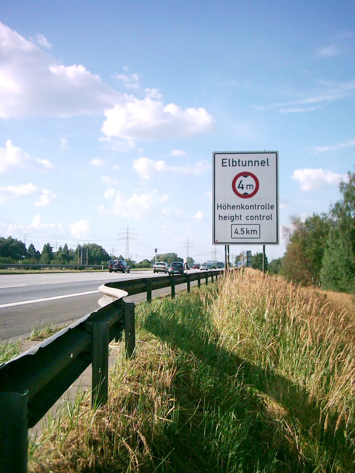 Photo showing: Road sign Hight control in front of New Elbe Tunnel in Hamburg, Germany.