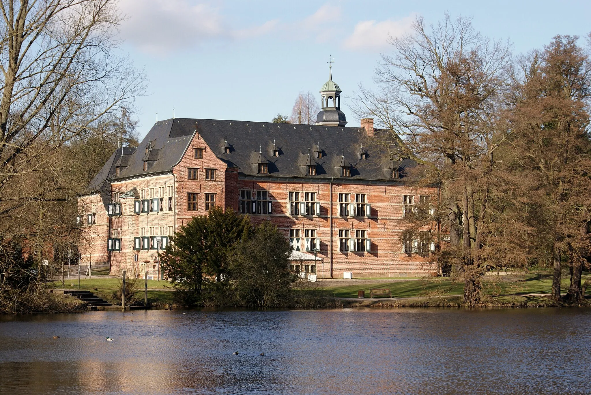 Photo showing: Reinbek Castle, the pond