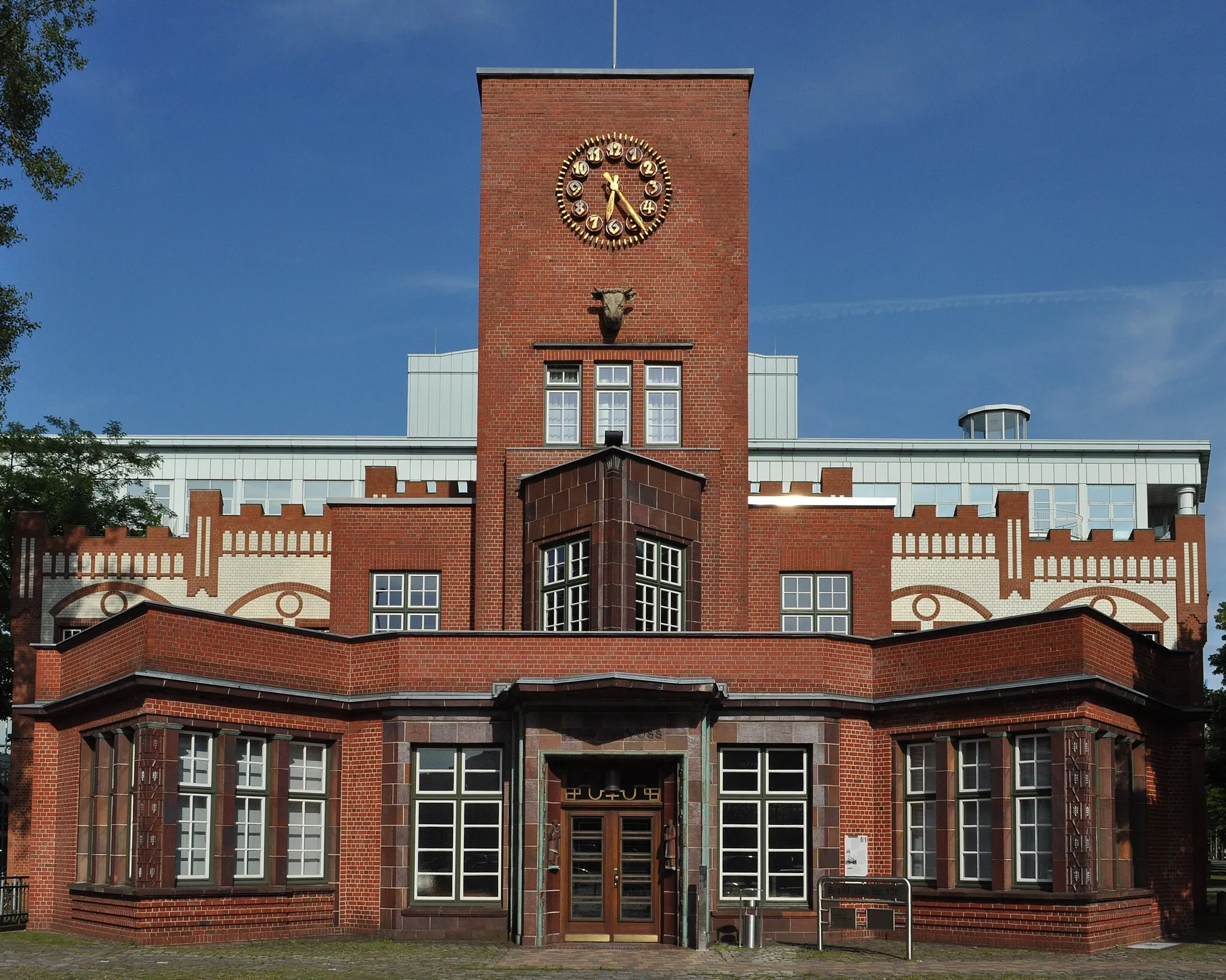 Photo showing: Kopfbau der ehemaligen Margarinefabrik Voss an der Bramfelder Straße 138 in Hamburg-Barmbek-Nord