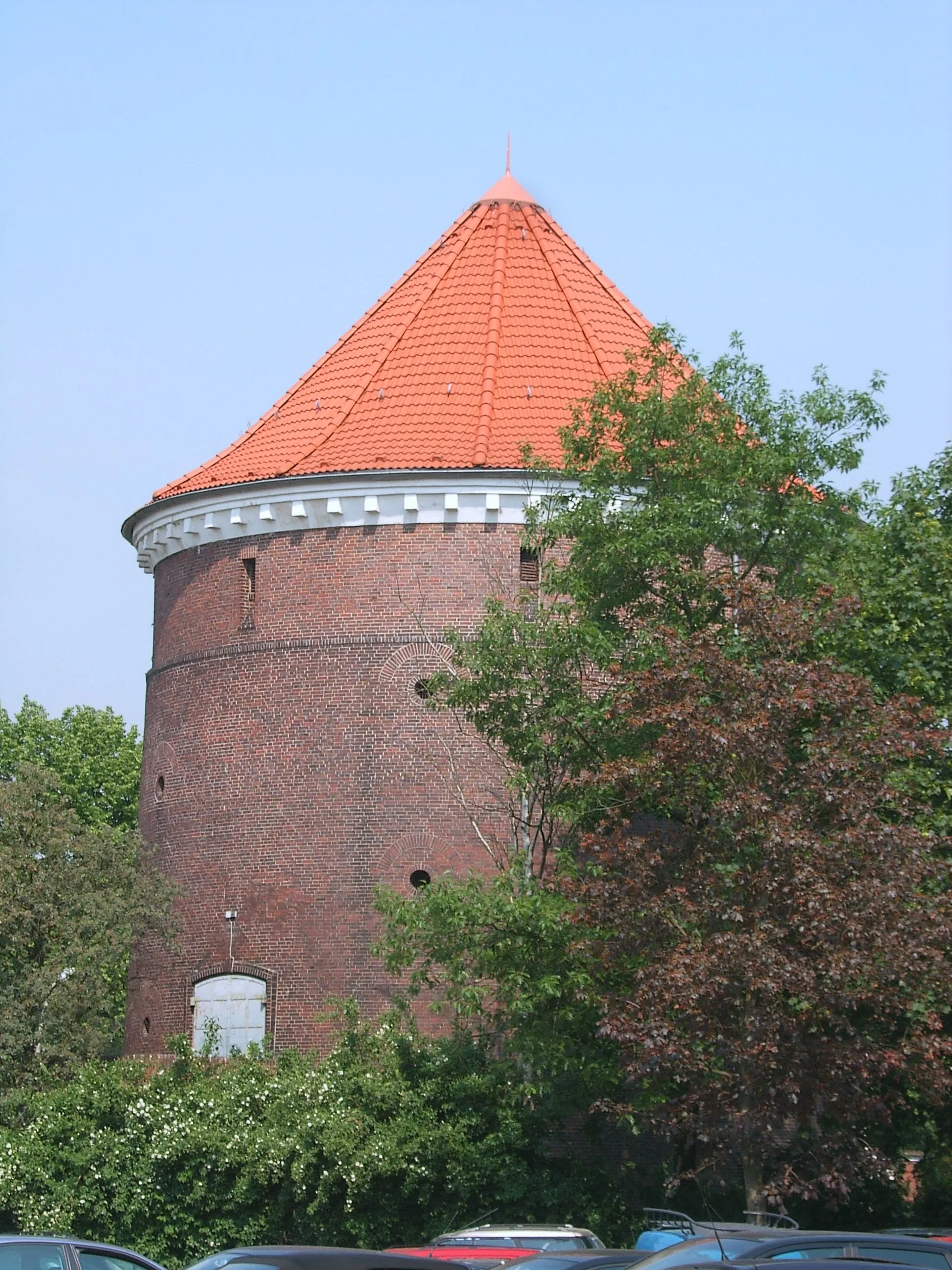 Photo showing: Rundbunker vom System Zombek am Wiesendamm gegenüber dem U- und S-Bahnhof Barmbek in Barmbek-Nord gelegen. This is a photograph of an architectural monument. It is on the list of cultural monuments of Hamburg, no. 1368.