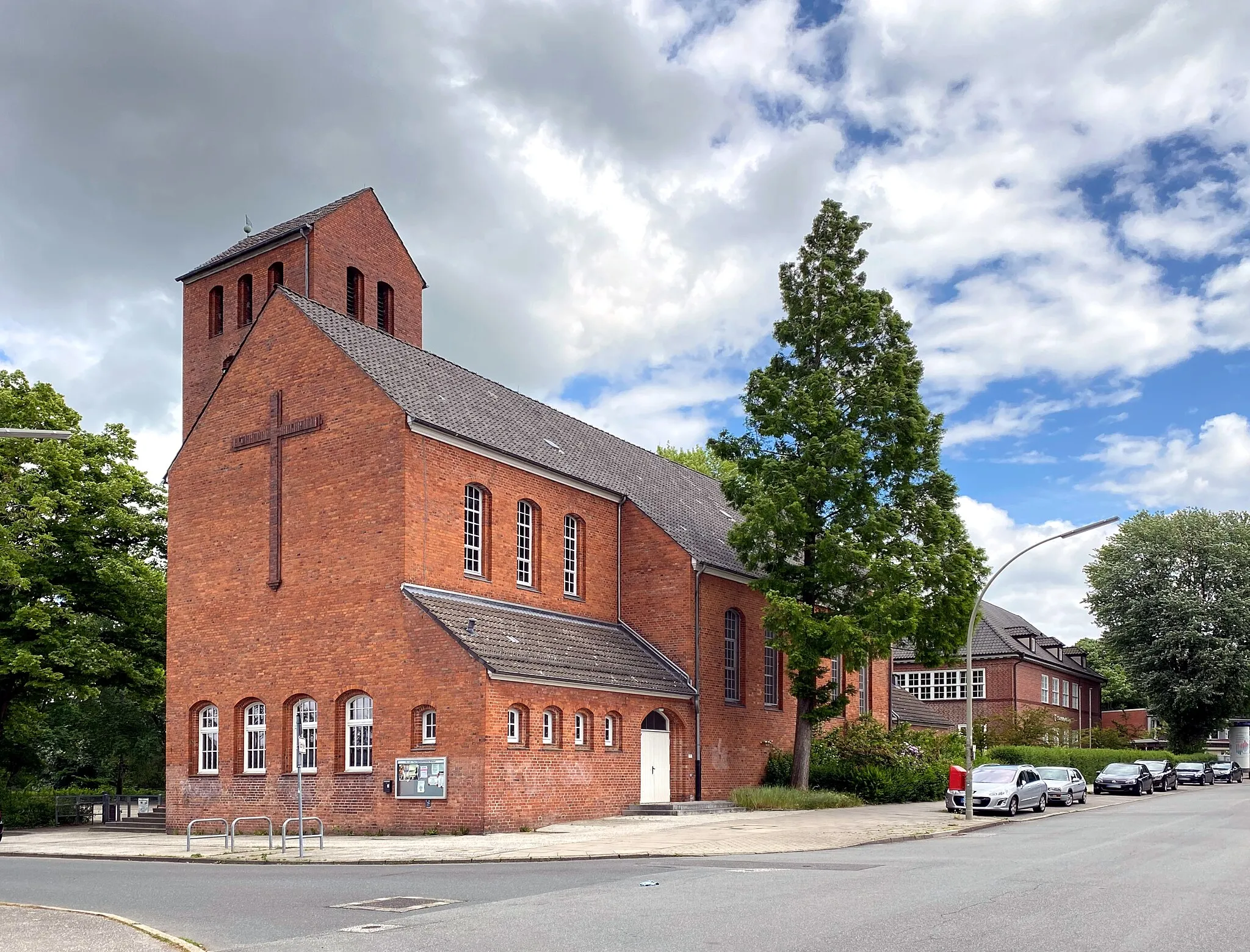 Photo showing: Paul-Gerhardt-Kirche in Hamburg-Wilstorf, rechts im Hintergrund die Schule Kapellenweg.)