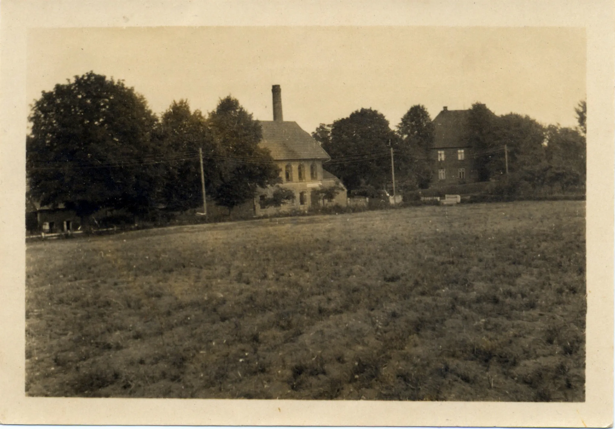 Photo showing: In den 60er Jahren war die Korn-Brennerei mit einem Brennrecht für 70.000 Liter Trinkalkohol ausgestattet, der aus Kartoffeln gebrannt wurde, die in der schwarzen Erde rund um das Hamfelder Gut extrem stärkehaltig gedeihten. Die anfallende Schlempe fütterte das Vieh und produzierte fruchtbaren Dung. Neben Kartoffeln wurden auf dem Hof unterschiedlichste Tabaksorten angebaut, aus denen Gutsbesitzer Gustav Dreckman mit seiner Frau Erika u.a. „Tagra“ Rauchwaren in Lizenz produzieren liess.