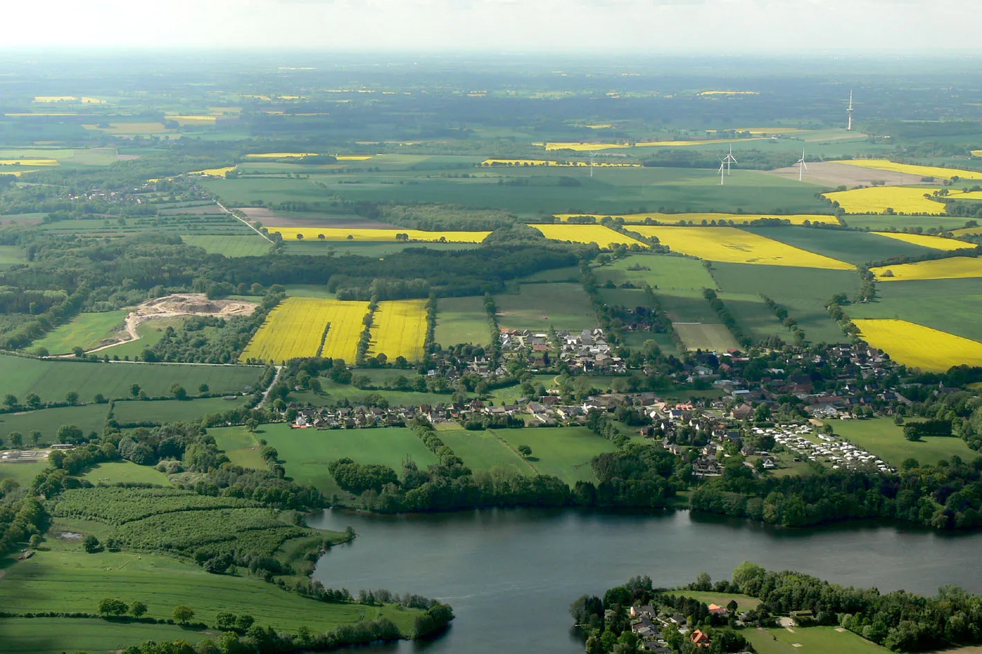 Photo showing: Luftbild von Neversdorf mit See von Norden aus