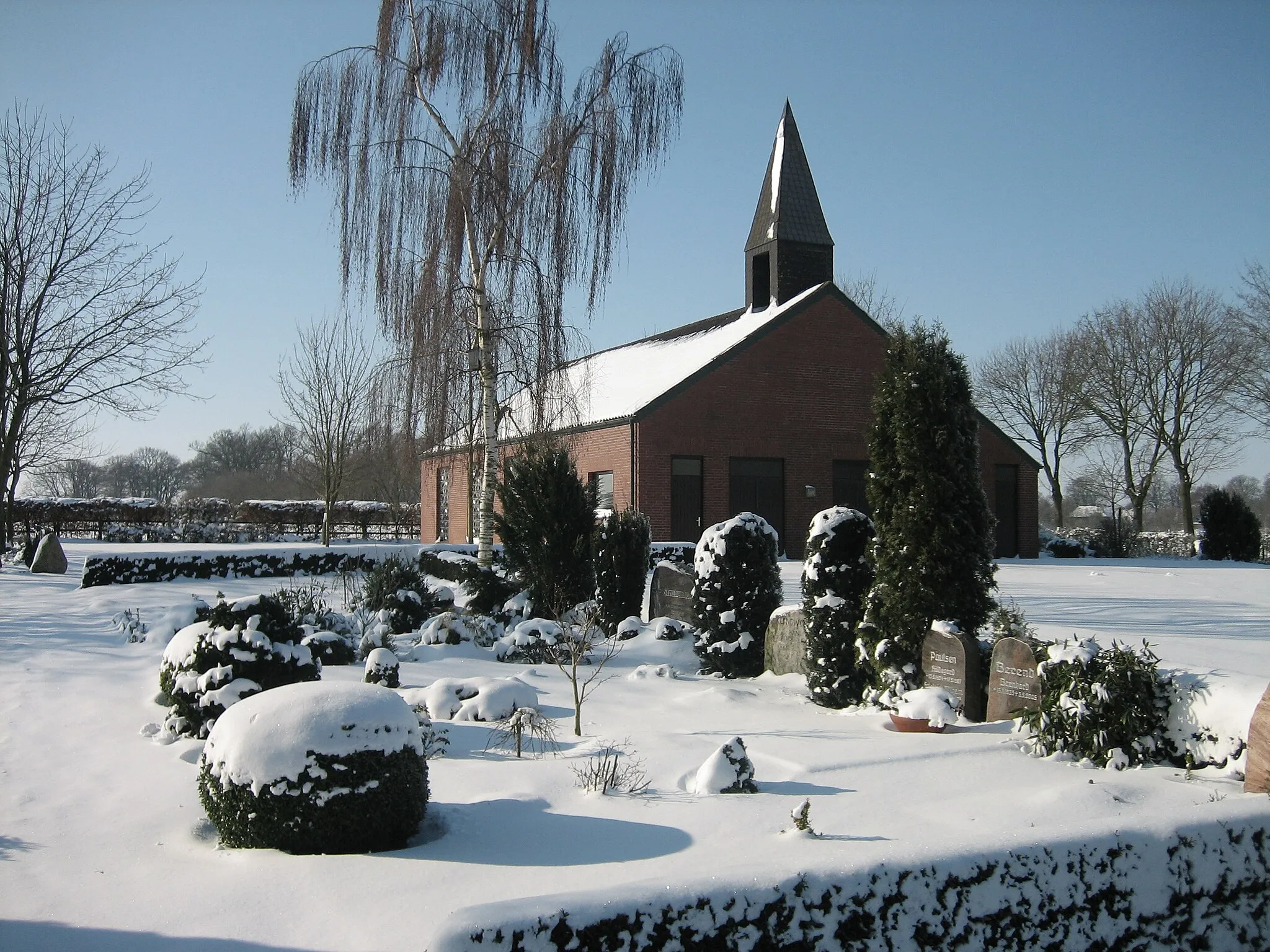 Photo showing: churchyard and chapel in Wohnste, Lower Saxony, Germany