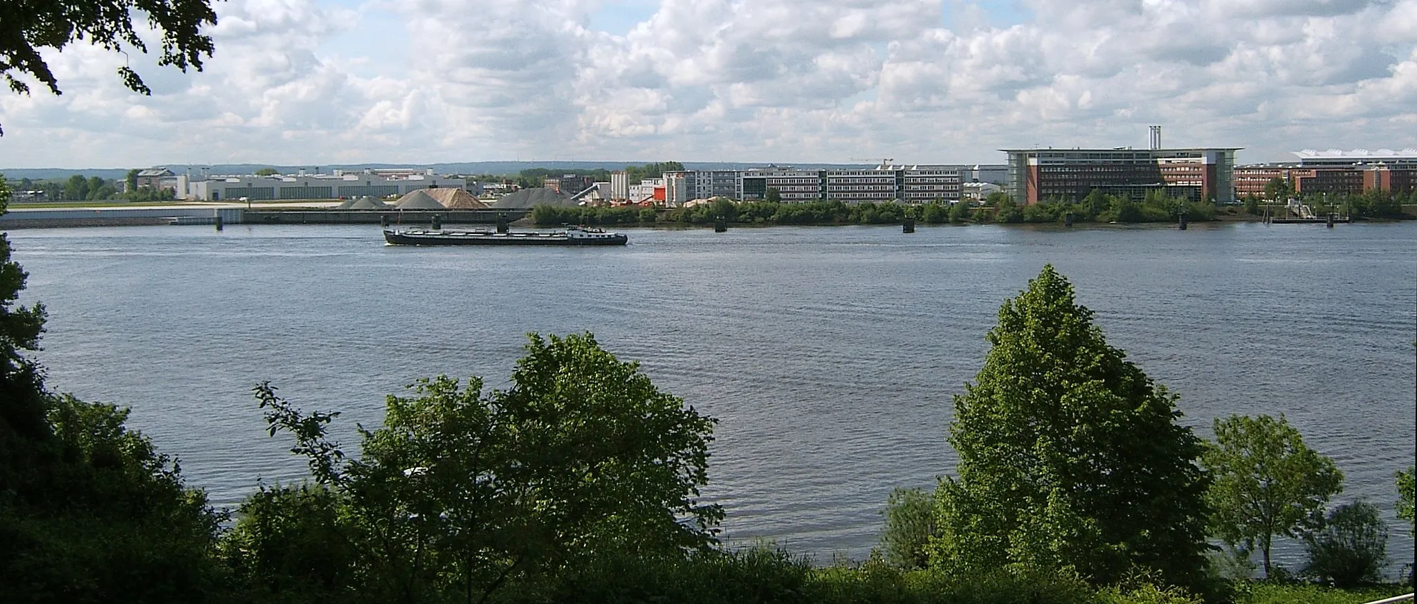 Photo showing: Werksgelände von EADS in Finkenwerder