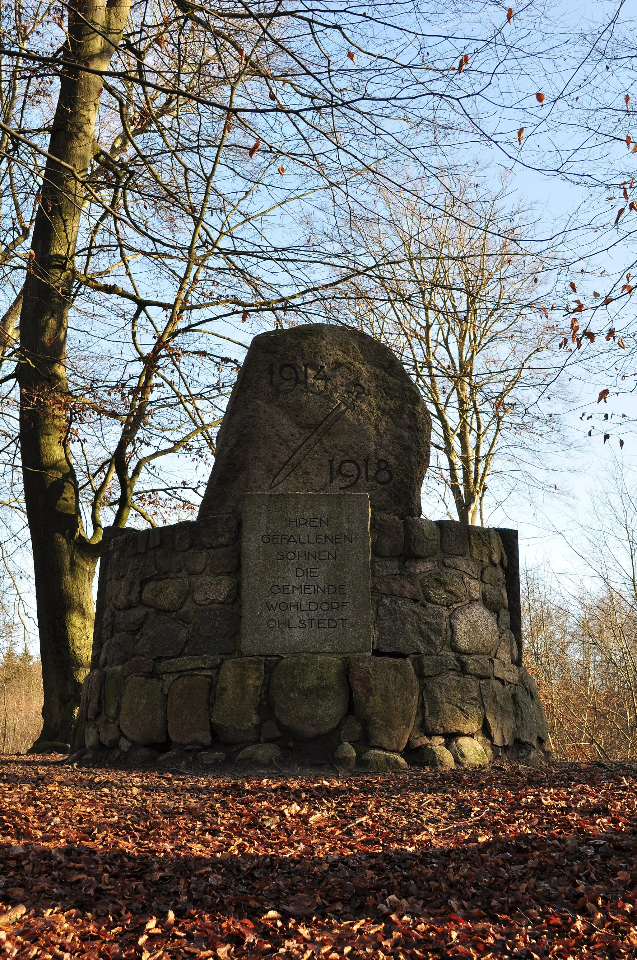 Photo showing: Kriegerdenkmal Wohldorf-Ohlstedt am Senatorenstieg im Wohldorfer Wald in Hamburg-Wohldorf-Ohlstedt.