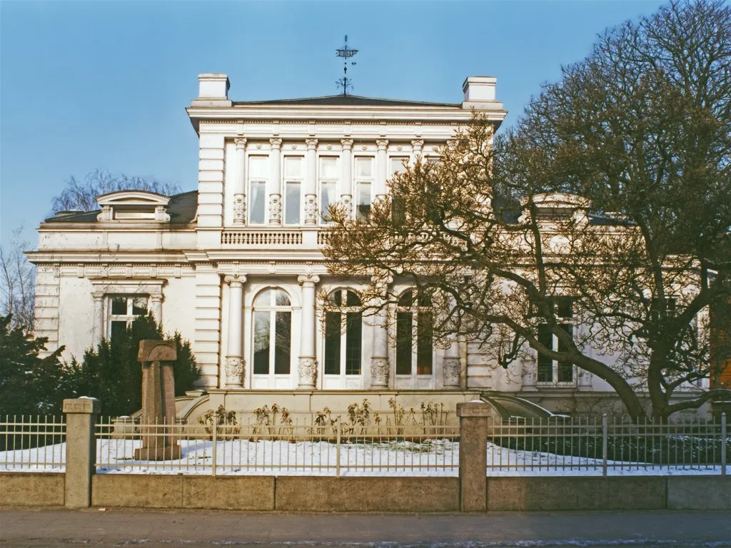 Photo showing: Elmshorn (Germany), White villa, photo 1999