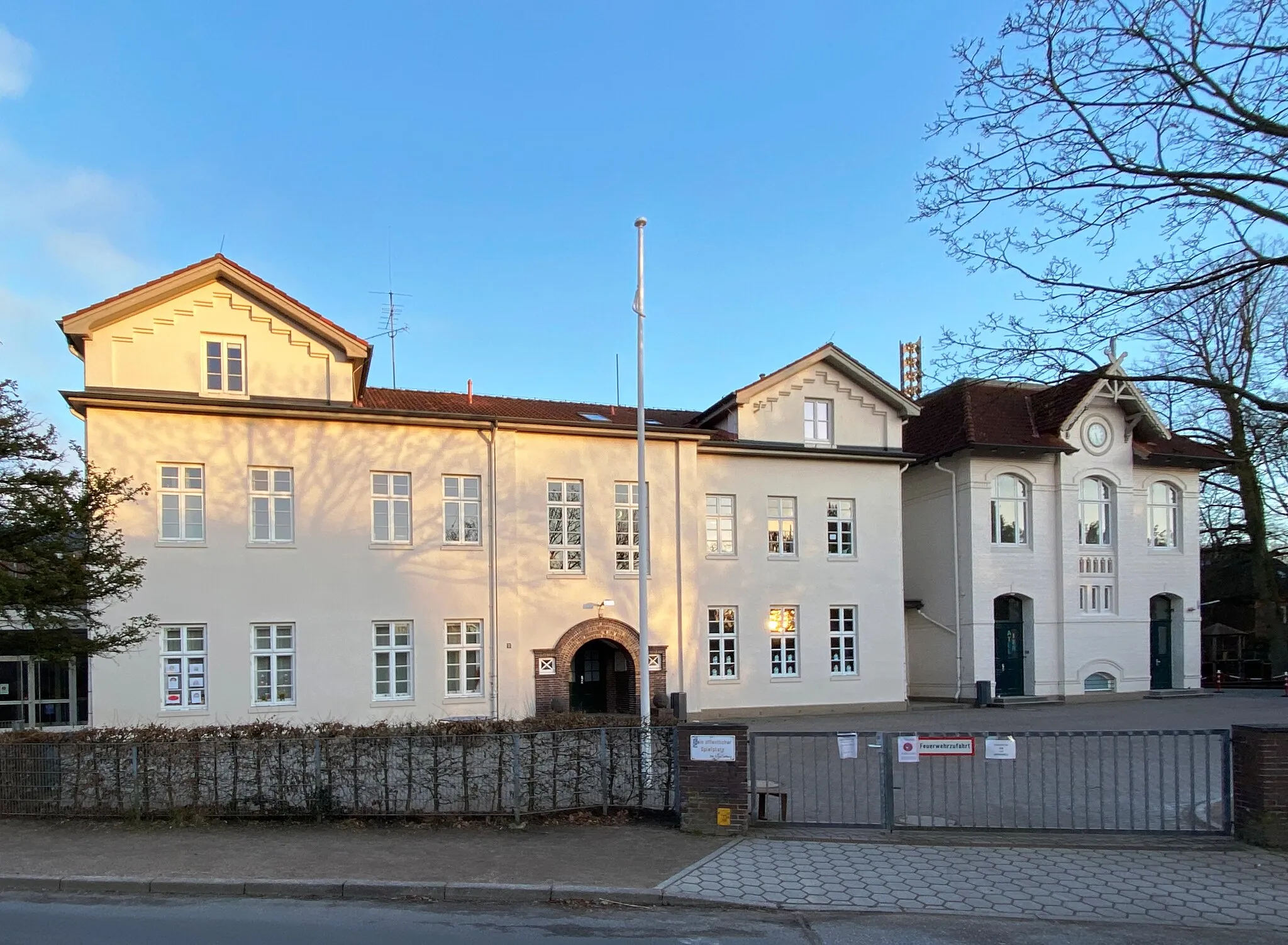 Photo showing: Schule am Schulkamp in Hamburg-Nienstedten, links der Altbau von 1881, rechts der Anbau (“Uhrenhaus”) von 1900, beide denkmalgeschützt.)