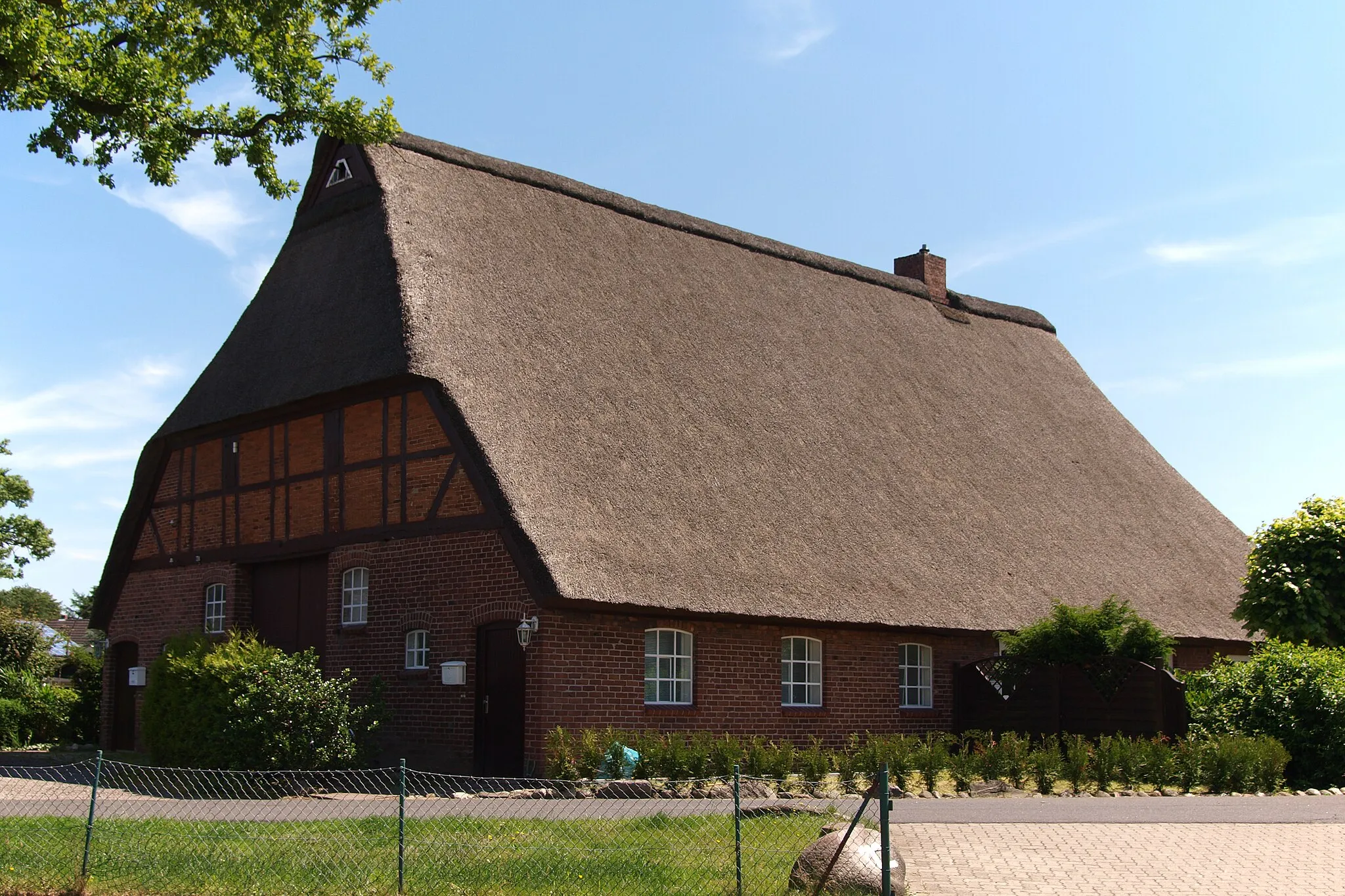 Photo showing: Traditional low Germany hall house, Dorfstraße  100, Tangstedt (Kreis Pinneberg), Schleswig-Holstein, Germany. Cultural heritiage monument.