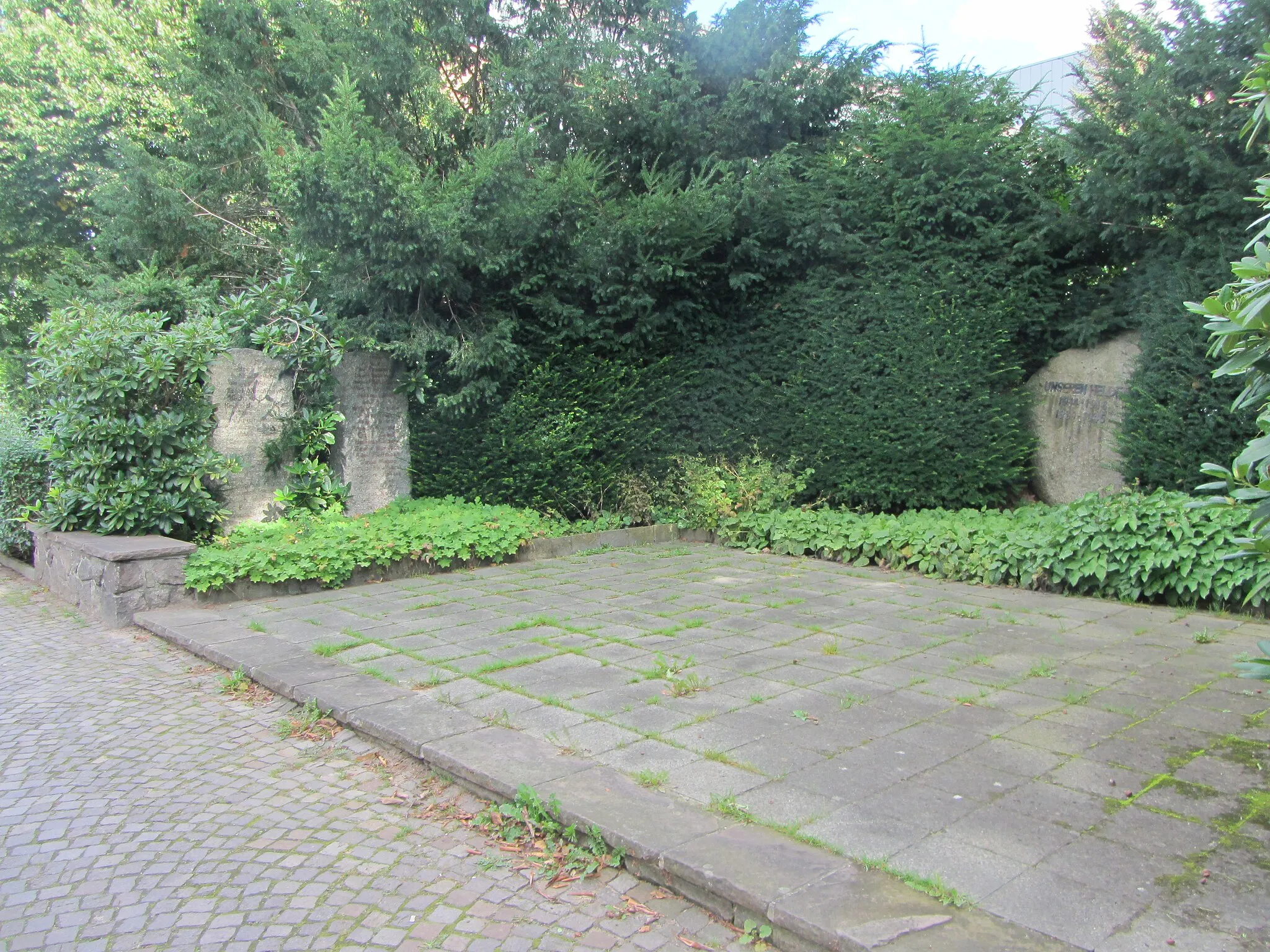 Photo showing: Gudrunstraße, Kriegerdenkmalanlage (1914/18 und 1939/45) mit Granitfindling unter einer Eiche und zwei Granitsteine mit Namen in kleiner Grünanlage