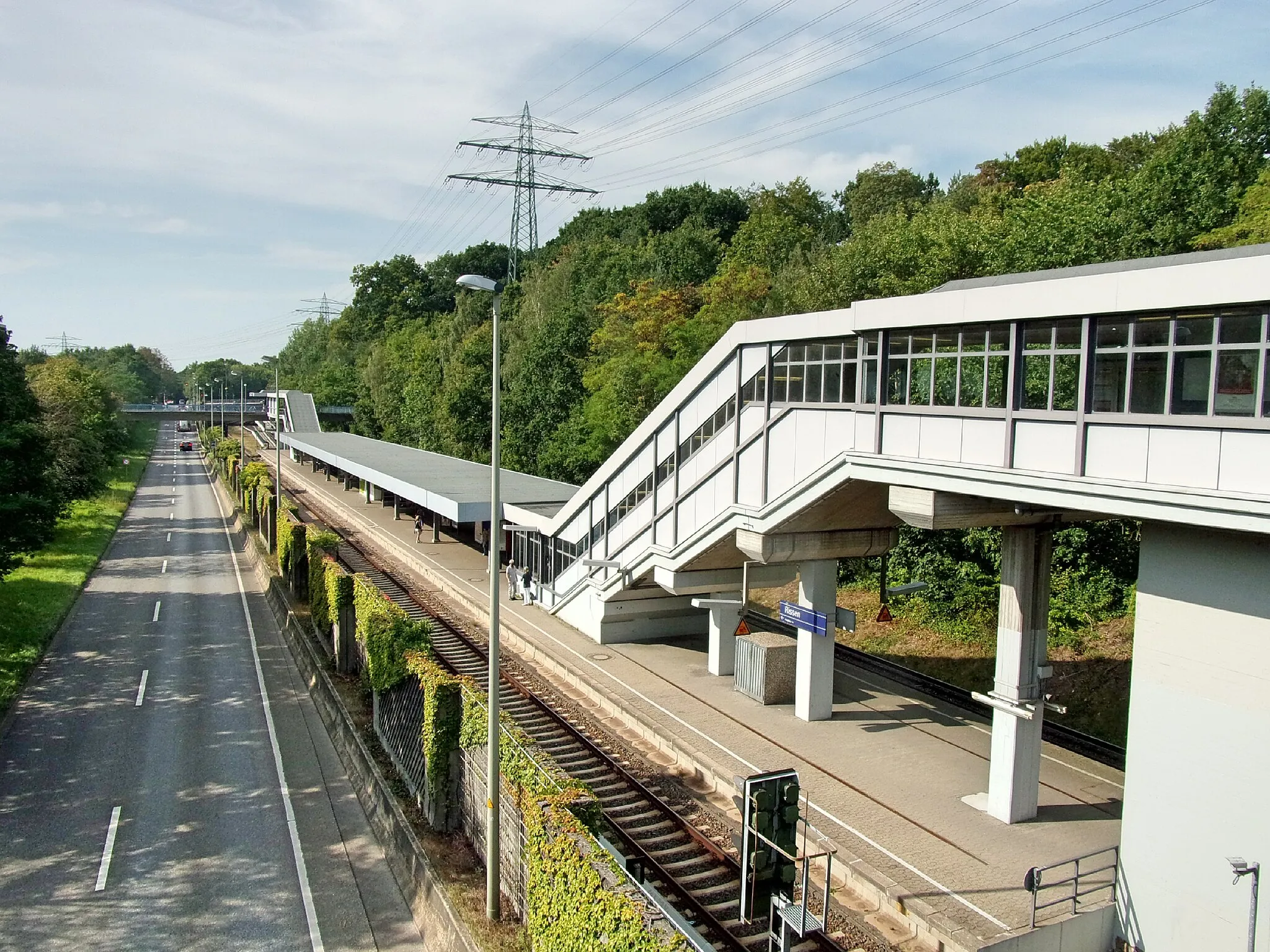 Photo showing: S-Bahnhof Rissen und die Bundesstraße 431 - Sülldorfer Landstraße in Richtung Wedel parallel zu den Bahngleisen.