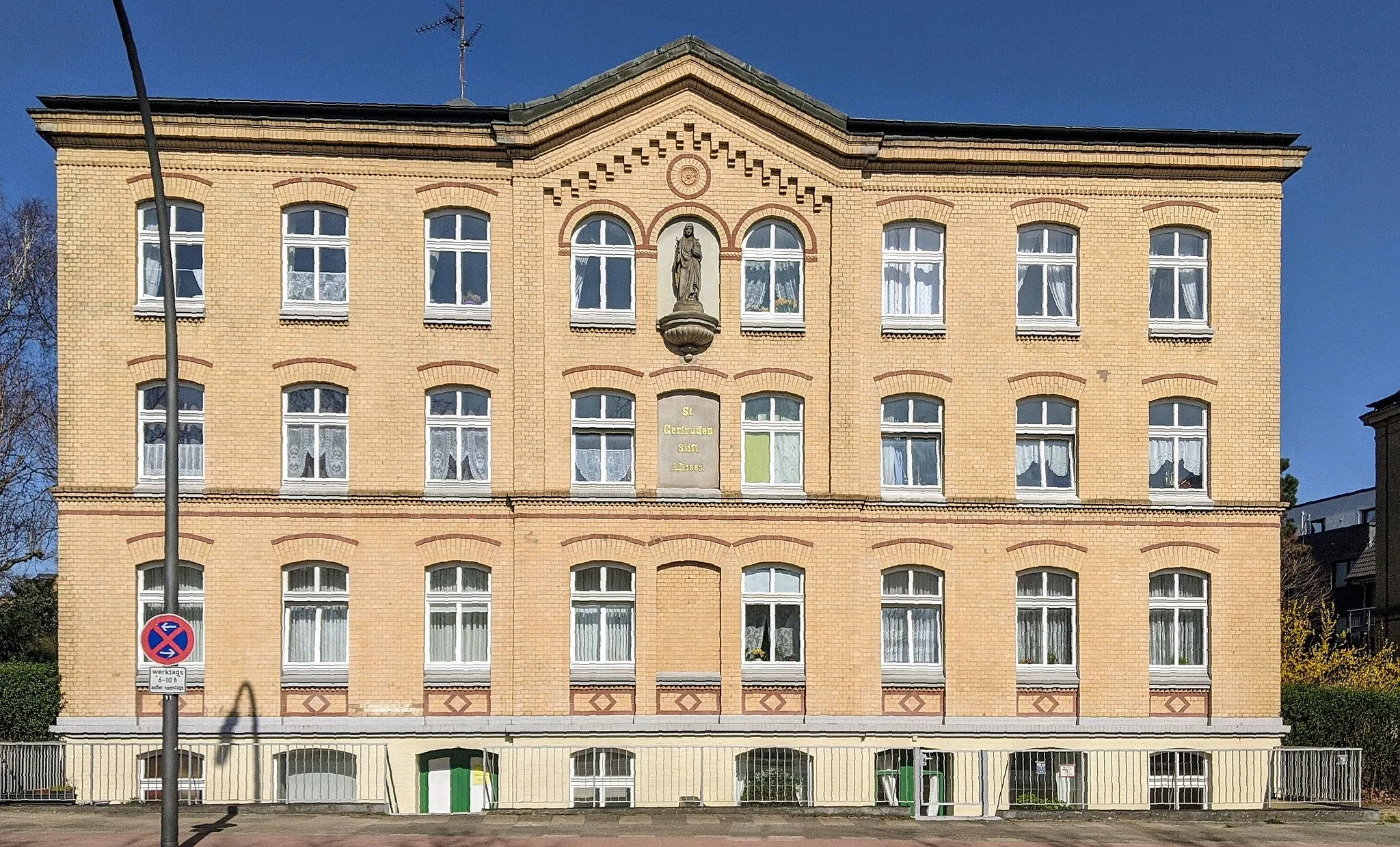 Photo showing: St. Gertrud-Stift in Hamburg-Borgfelde, Mittelbau