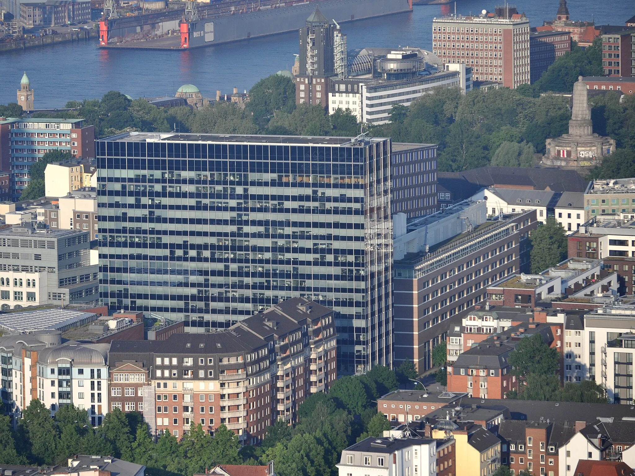 Photo showing: Blick auf Hamburg-Neustadt in der Mitte das Gebäude der Basler Versicherungen (ehemals Deutscher Ring.