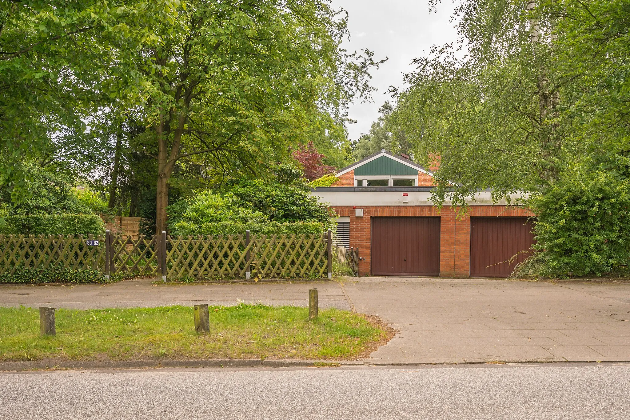 Photo showing: ehemaliges Wohnhaus von Helmut und Loki Schmidt, Neubergerweg 80 in Hamburg-Langenhorn, Ansicht von der Straße