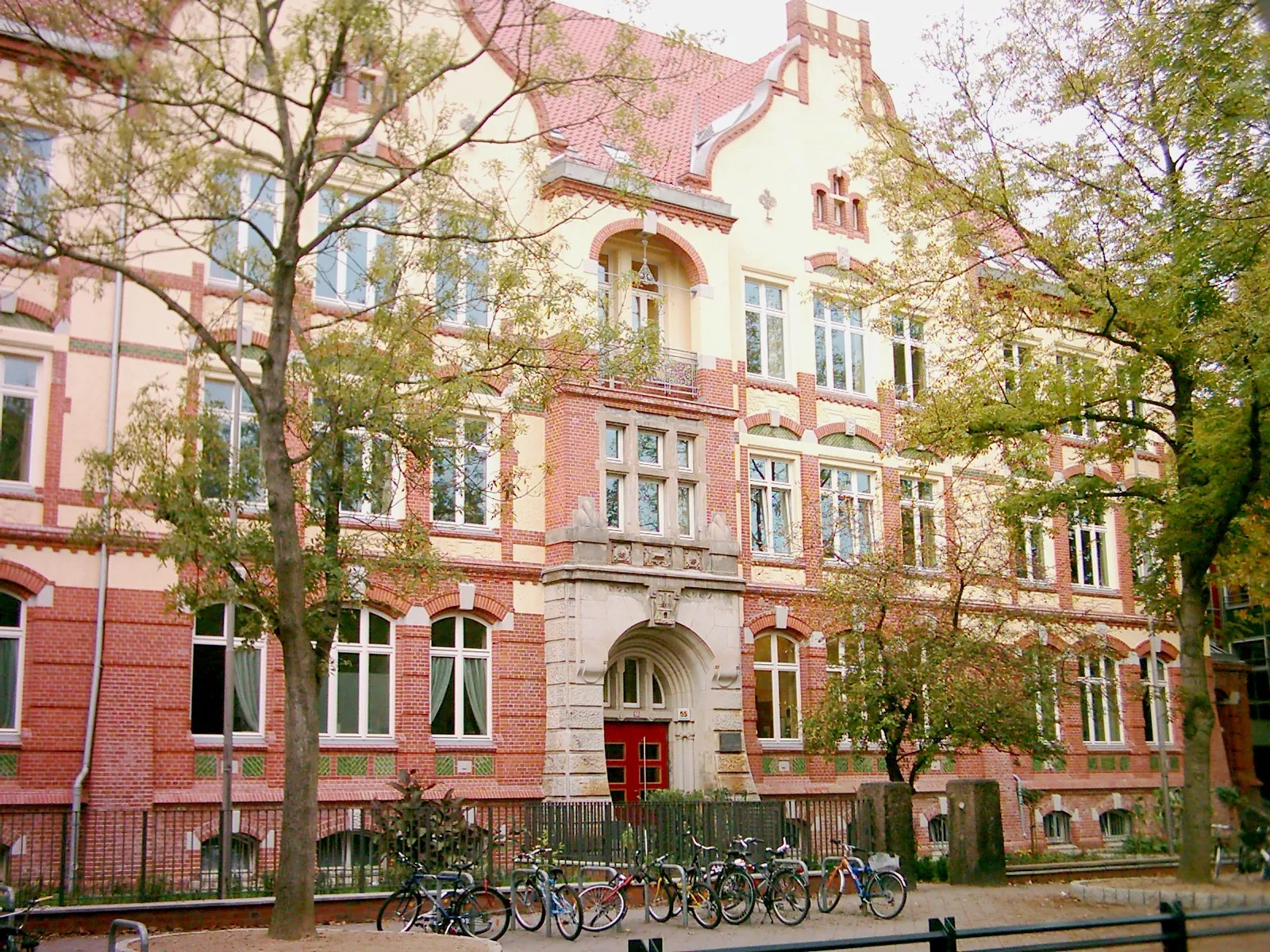 Photo showing: Die Theodor-Haubach-Schule in Hamburg-Altona-Nord. Siehe auch
Image:Theodor-Haubach-Schule 02.jpg,
Image:Theodor-Haubach-Schule 04.jpg.