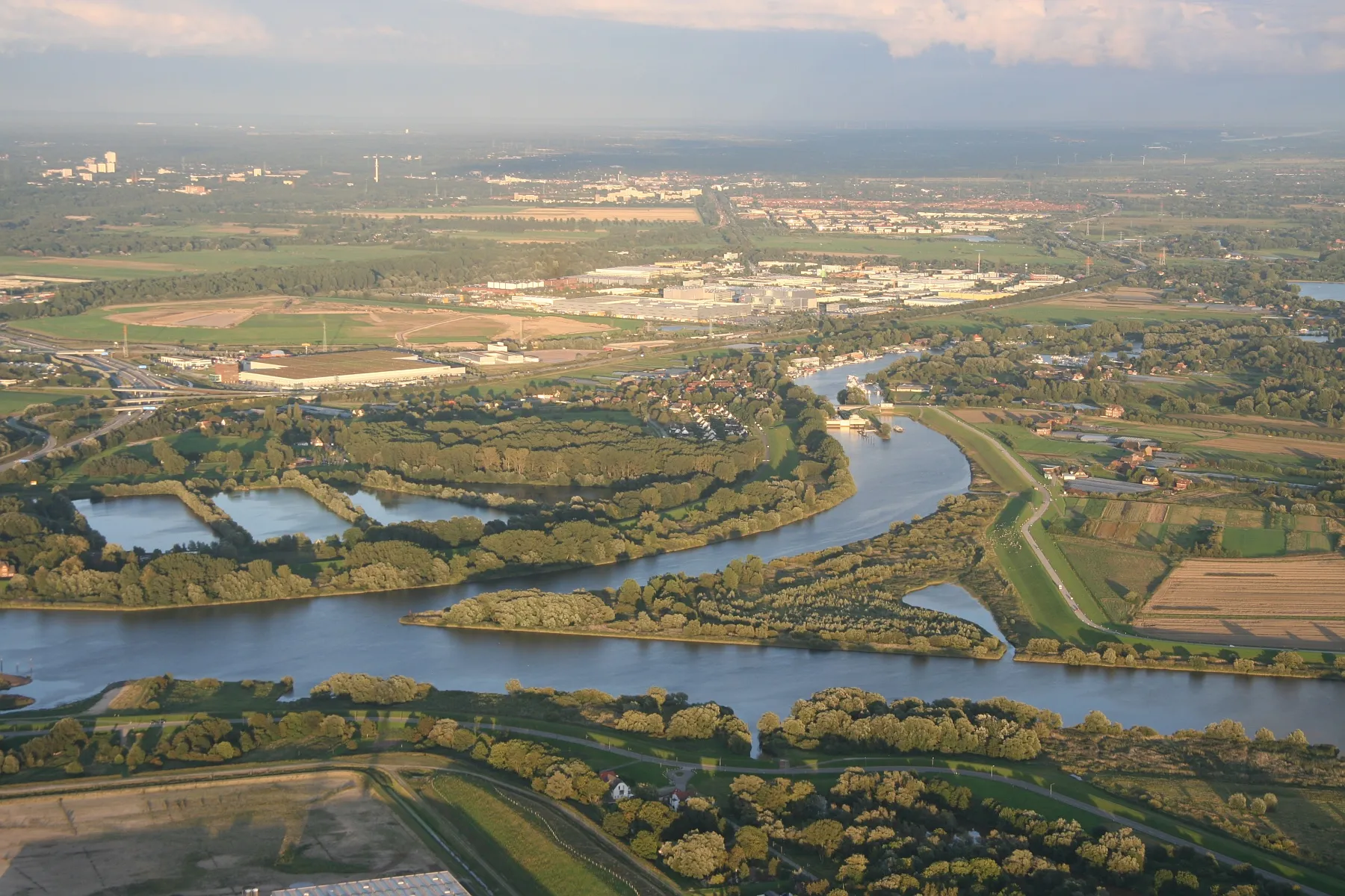 Photo showing: Spadenländer Spitze (Einmündung der Dove Elbe in die Norderelbe), rechte Bildmitte: Tatenberger Schleuse, linke Bildmitte: Setzteiche des ehemaligen Elbwasserwerks