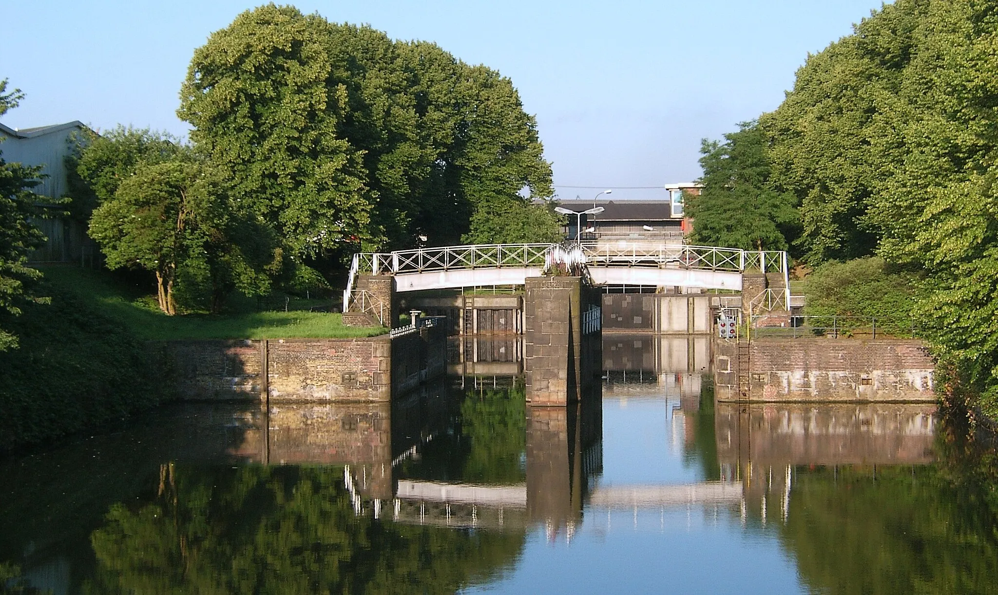 Photo showing: Die Hammerbrookschleuse in Hammerbrook schließt den Schleusenkanal und den ihm nachgelagerten Mittelkanal zum Oberhafen hin ab.