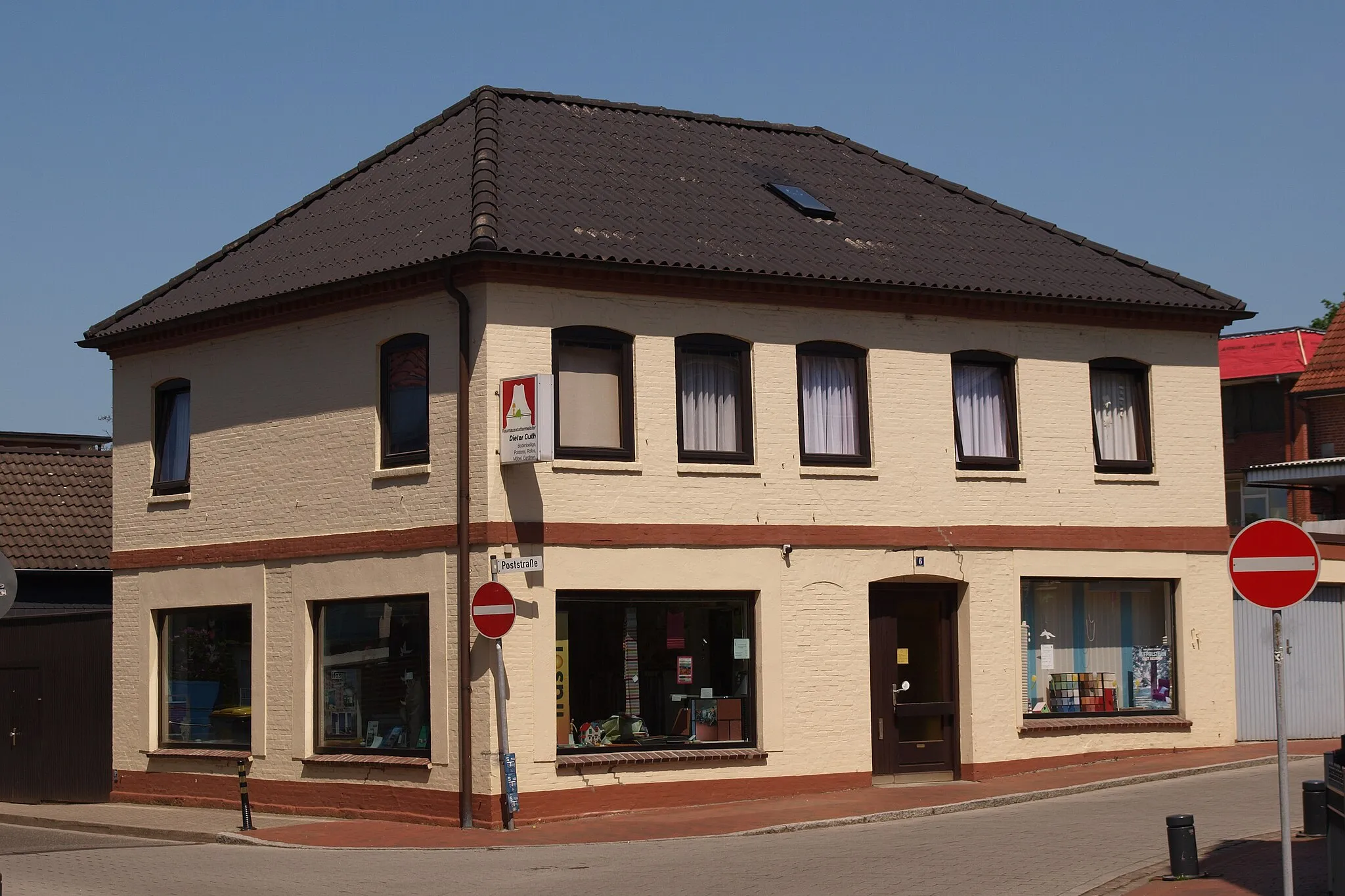Photo showing: Residential house with shop, Poststraße 6, Rellingen (Kreis Pinneberg), Germany. Cultural heritiage monument.