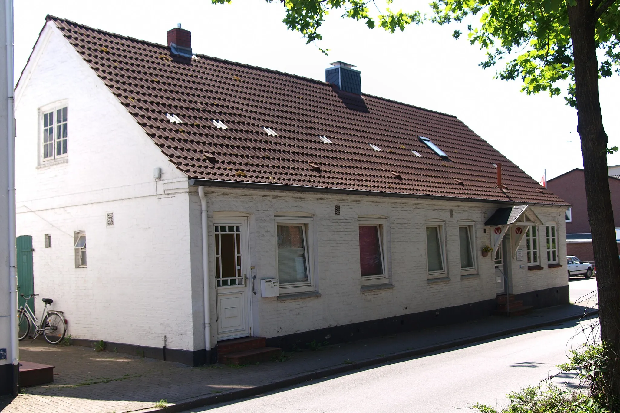 Photo showing: Duplex house, Poststraße 1, Rellingen (Kreis Pinneberg), Germany. Cultural heritiage monument.