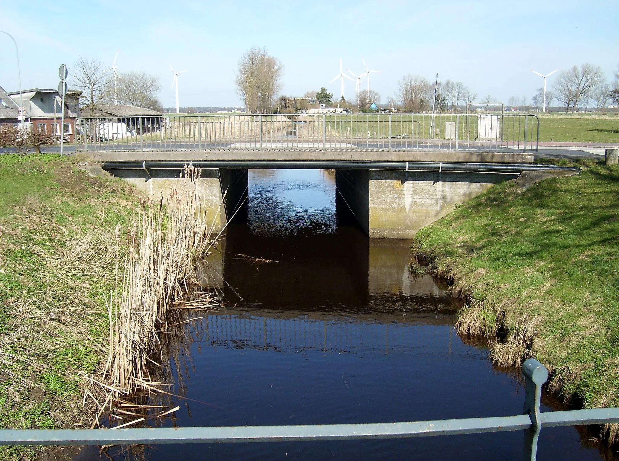 Photo showing: Krempau bei der Straßenbrücke (L 112) bei der Steinburg im gleichnamigen Ortsteil der Gemeinde Süderau; Blickrichtung entgegen Fließrichtung