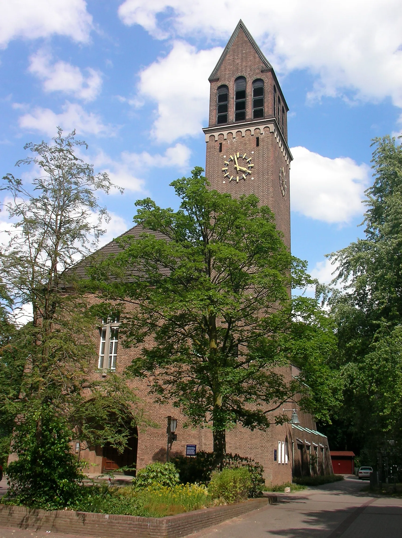 Photo showing: Hamburger Stadtteil Volksdorf; die evangelische Kirche am Rockenhof, auf einem Hügel zwischen U-Bahnhof Volksdorf und dem Hallenbad (Parkbad) errichtet, mit ihrem hohen und weit sichtbaren Turm