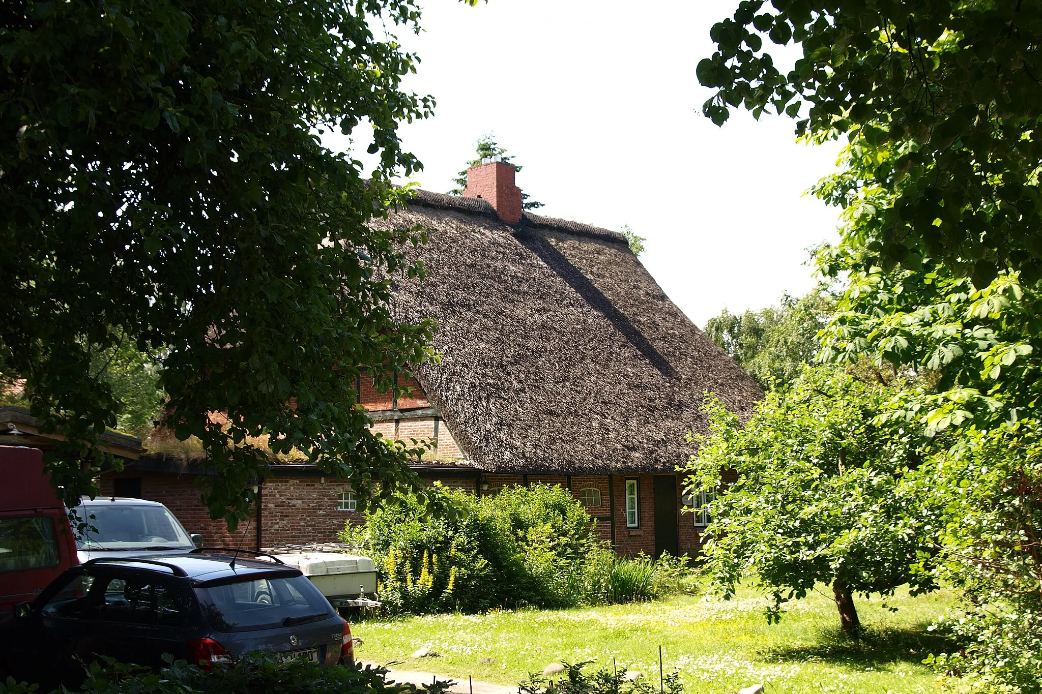 Photo showing: Residential house, Dorfstraße  11, Ellerhoop, Schleswig-Holstein, Germany. Cultural heritiage monument.