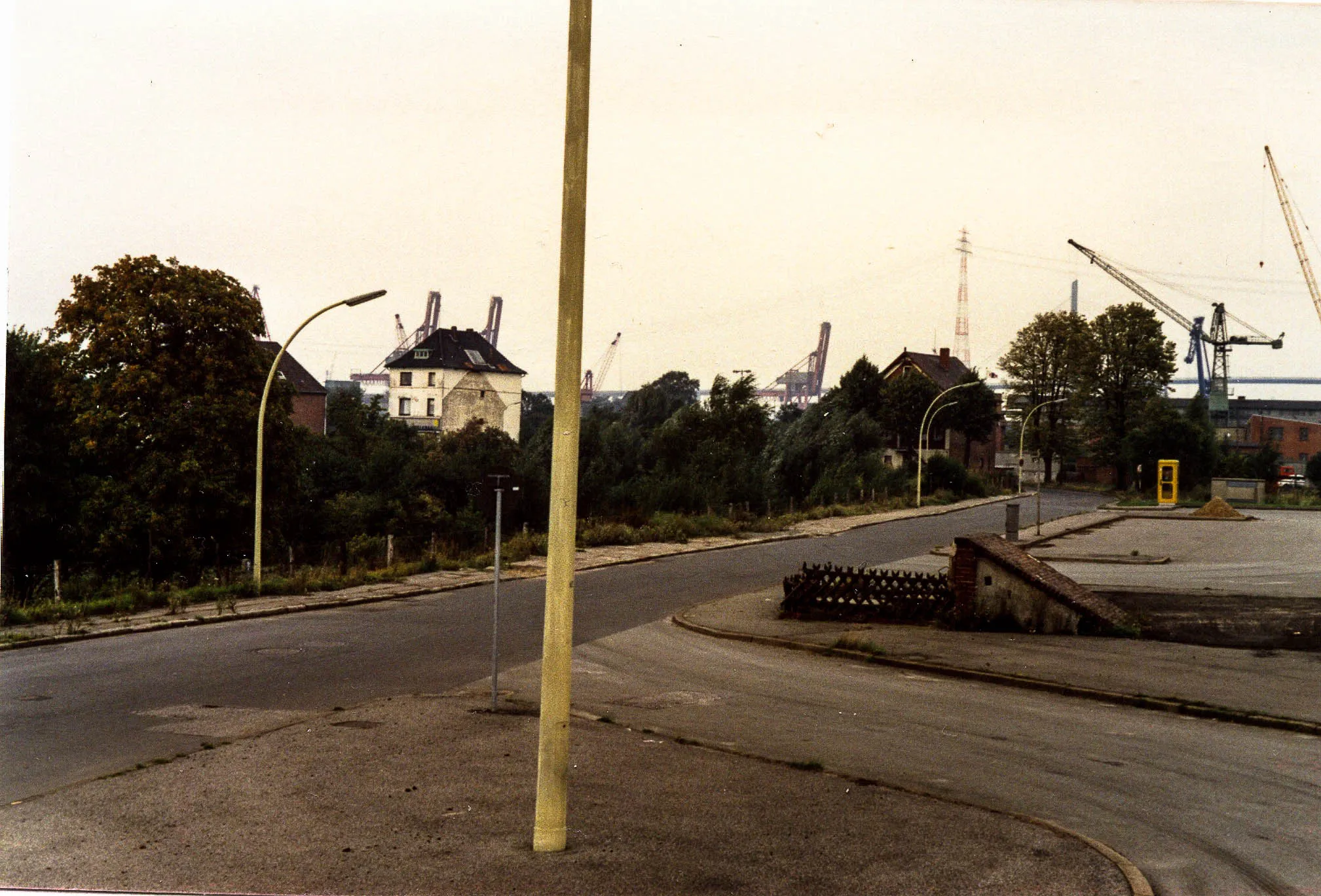 Photo showing: Altenwerder unmittelbar vor dem Umbau 1986 vom Anleger aus gesehen