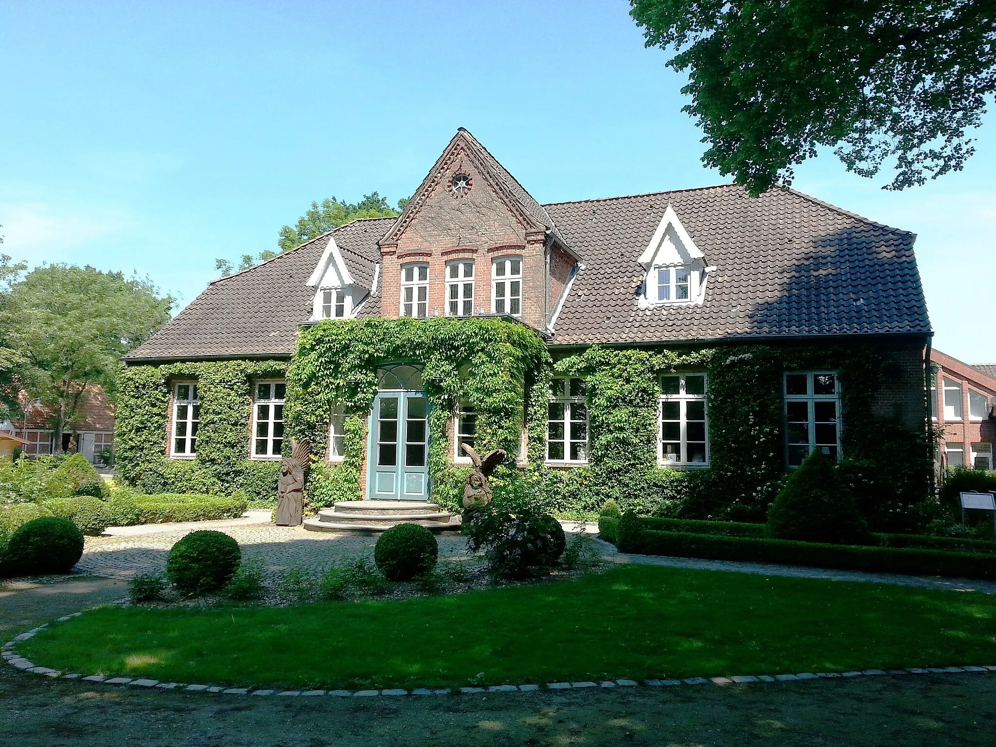 Photo showing: The southern façade of the Villa von Issendorff, built in 1892, in Himmelpforten, Lower Saxony, Germany. The villa is now used as a cultural venue and municipal public library.