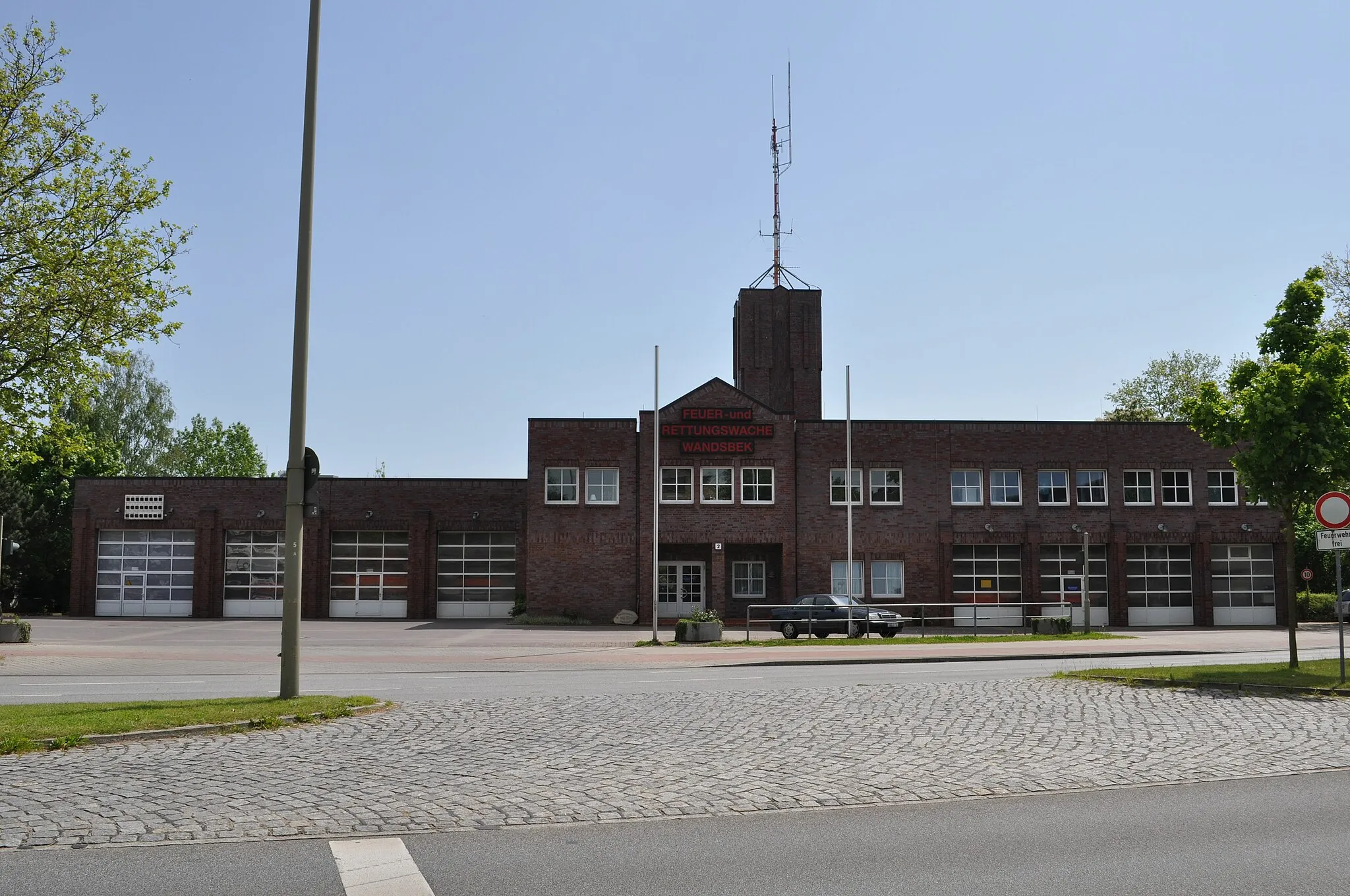 Photo showing: Feuer- und Rettungswache Wandsbek in Hamburg-Tonndorf.