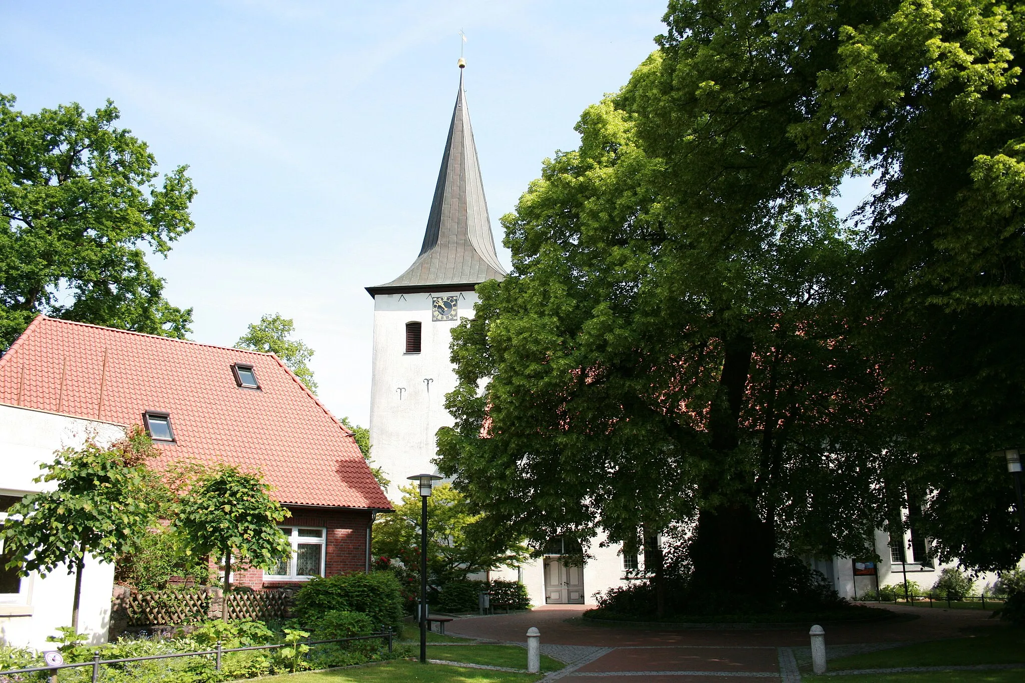 Photo showing: Gerichtslinde und St.-Lucas-Kirche in Scheeßel
