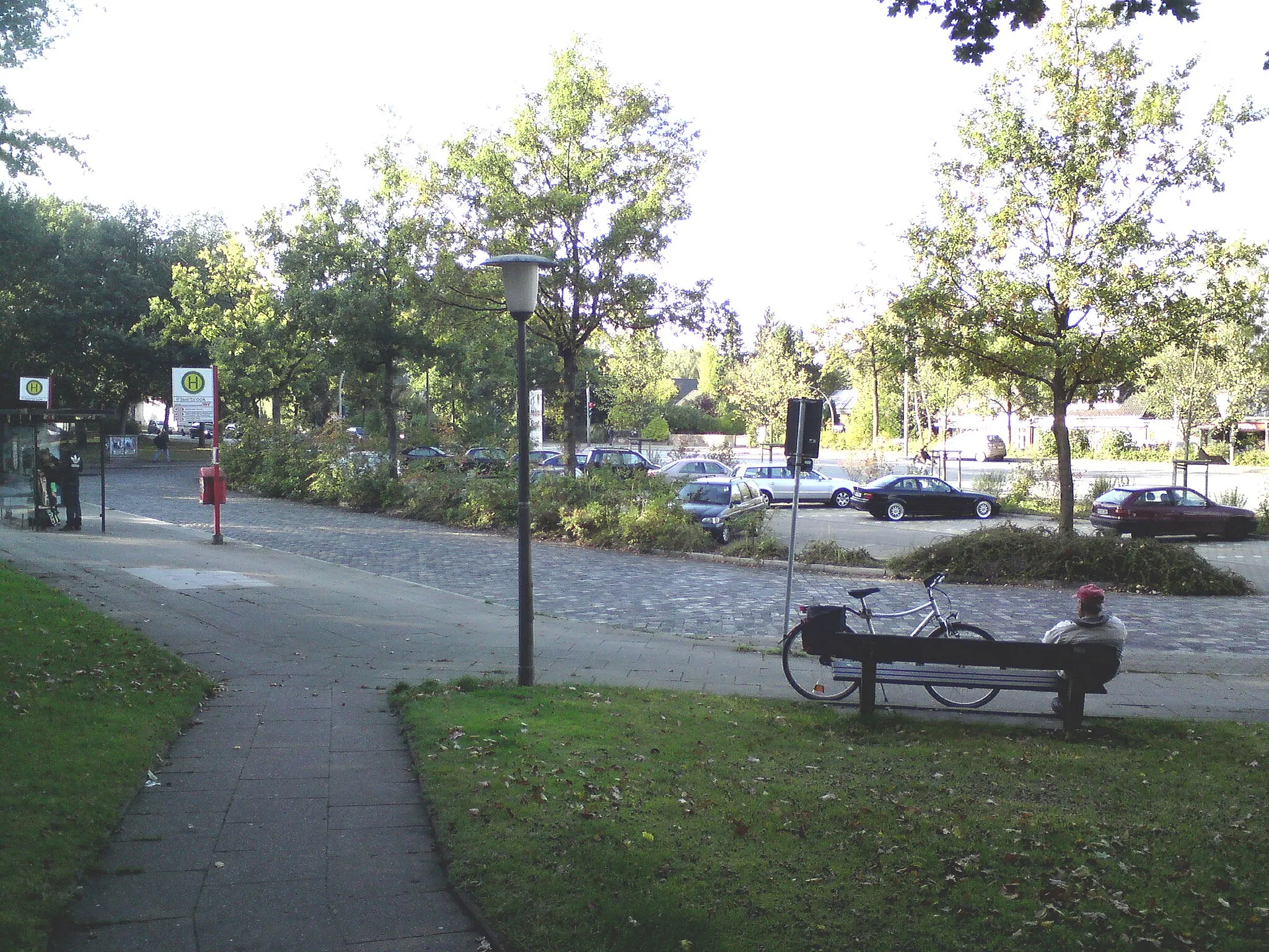 Photo showing: Bus stop at the rapid transit station Hamburg-Iserbrook, Germany