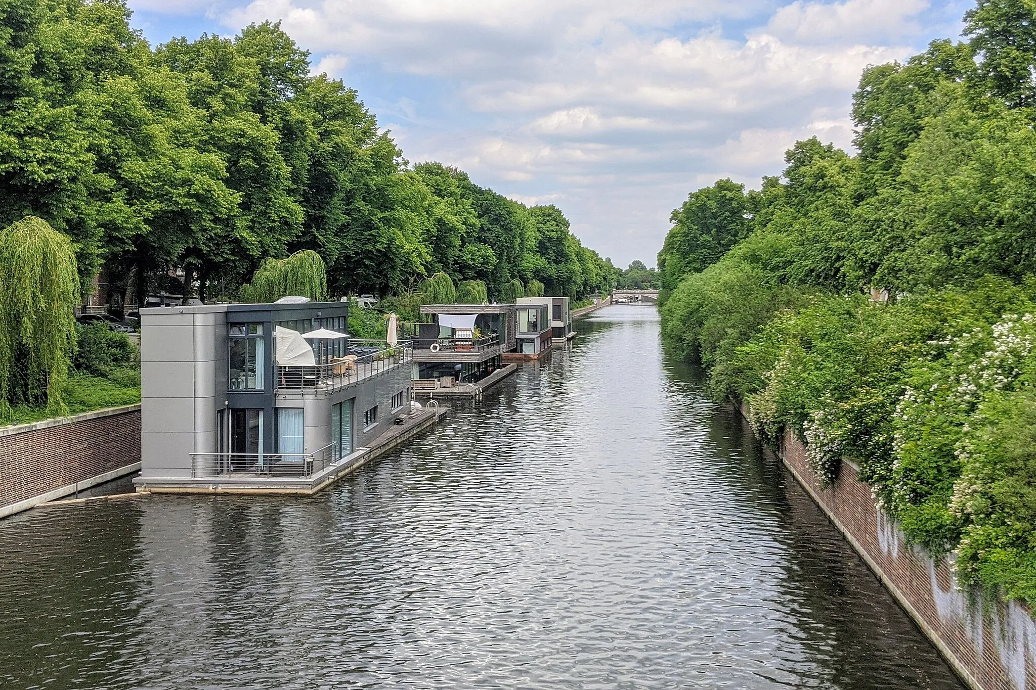 Photo showing: Hausboote auf dem Eilbekkanal in Hamburg, Ansicht von der Wartenaubrücke Richtung Osten