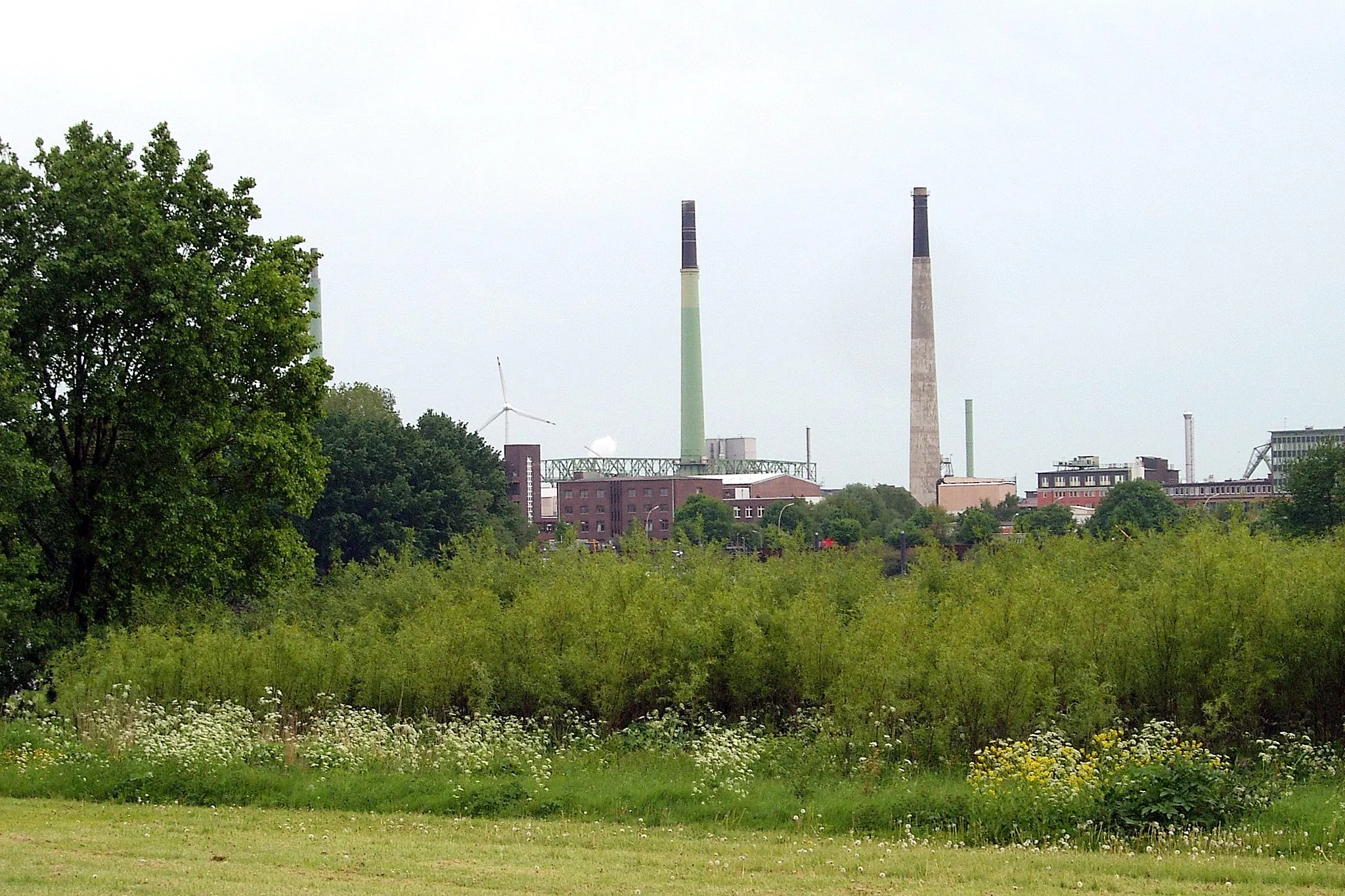 Photo showing: Blick von der zu Rothenburgsort gehörenden Halbinsel Entenwerder auf die Industrieanlagen auf der Peute, die zur Veddel gehört.