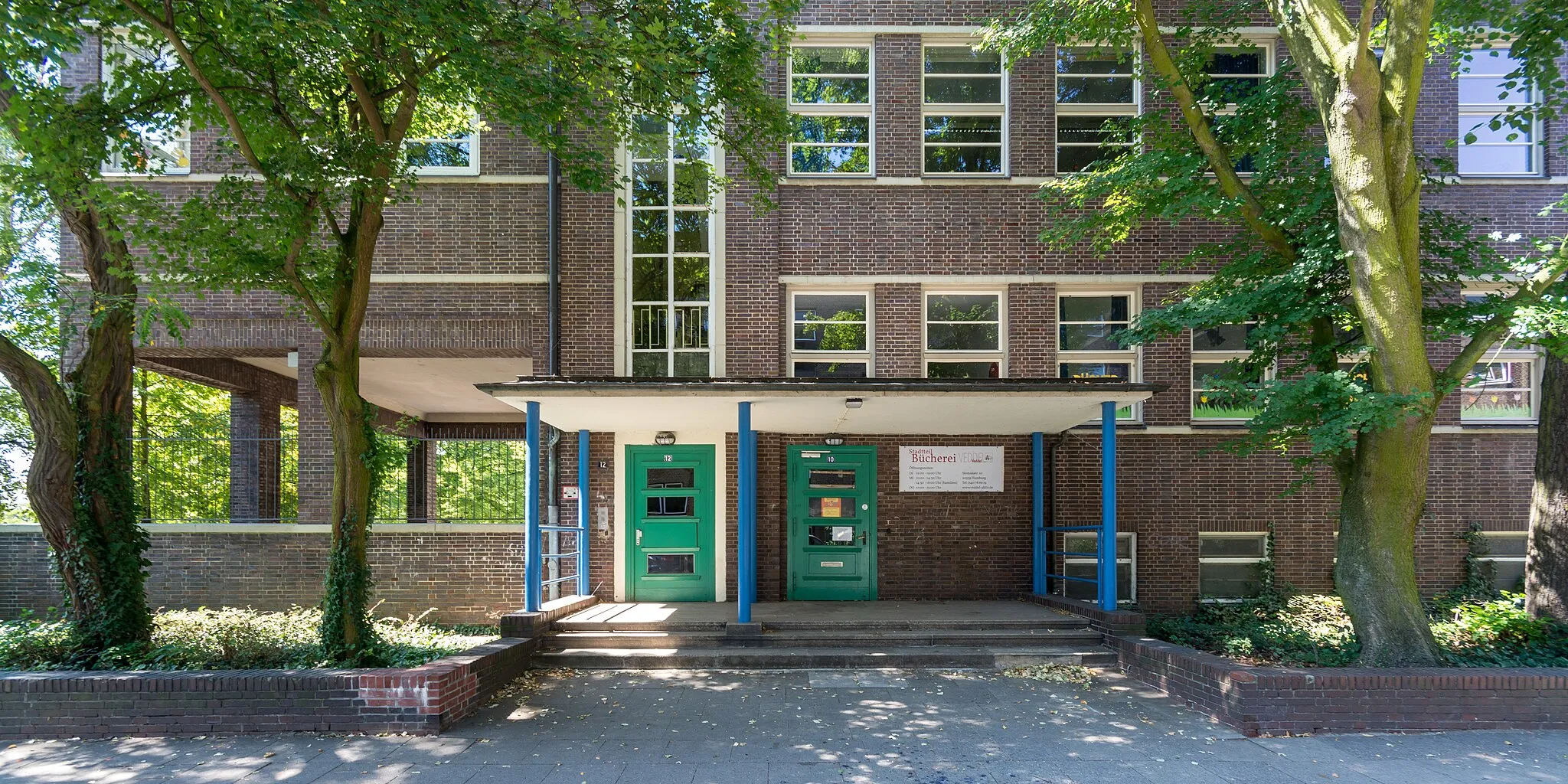 Photo showing: Schule auf der Veddel in Hamburg-Veddel, Eingänge Slomanstraße 10, 12.