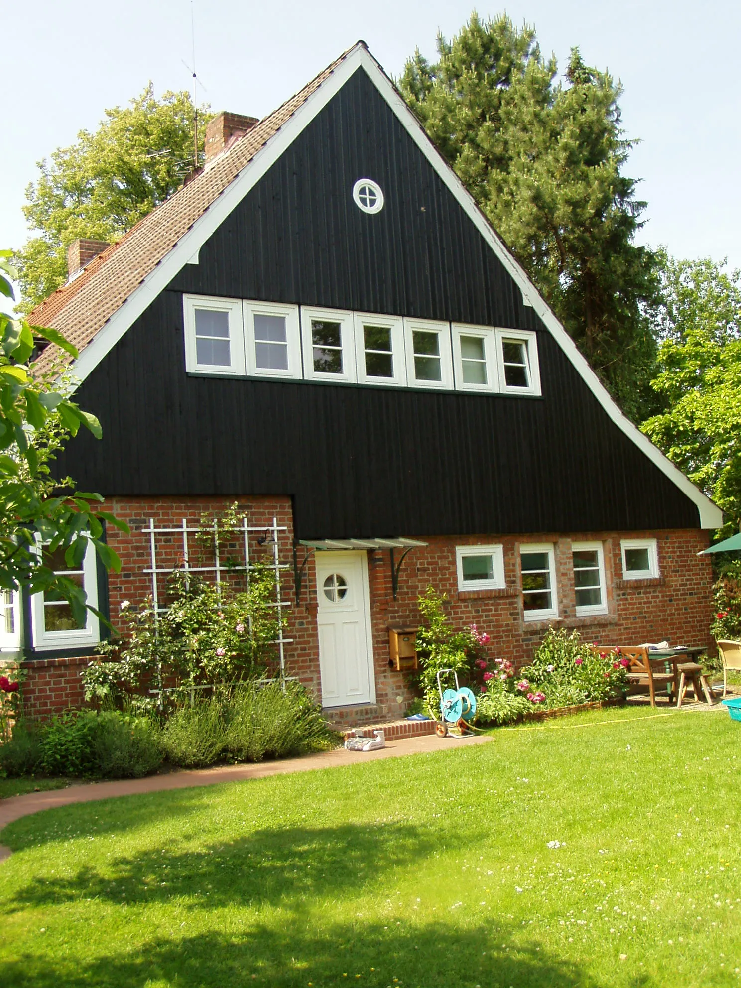 Photo showing: Traditional houses at Hamburg-Sasel, Germany

This is a photograph of an architectural monument. It is on the list of cultural monuments of Hamburg, no. 26877.