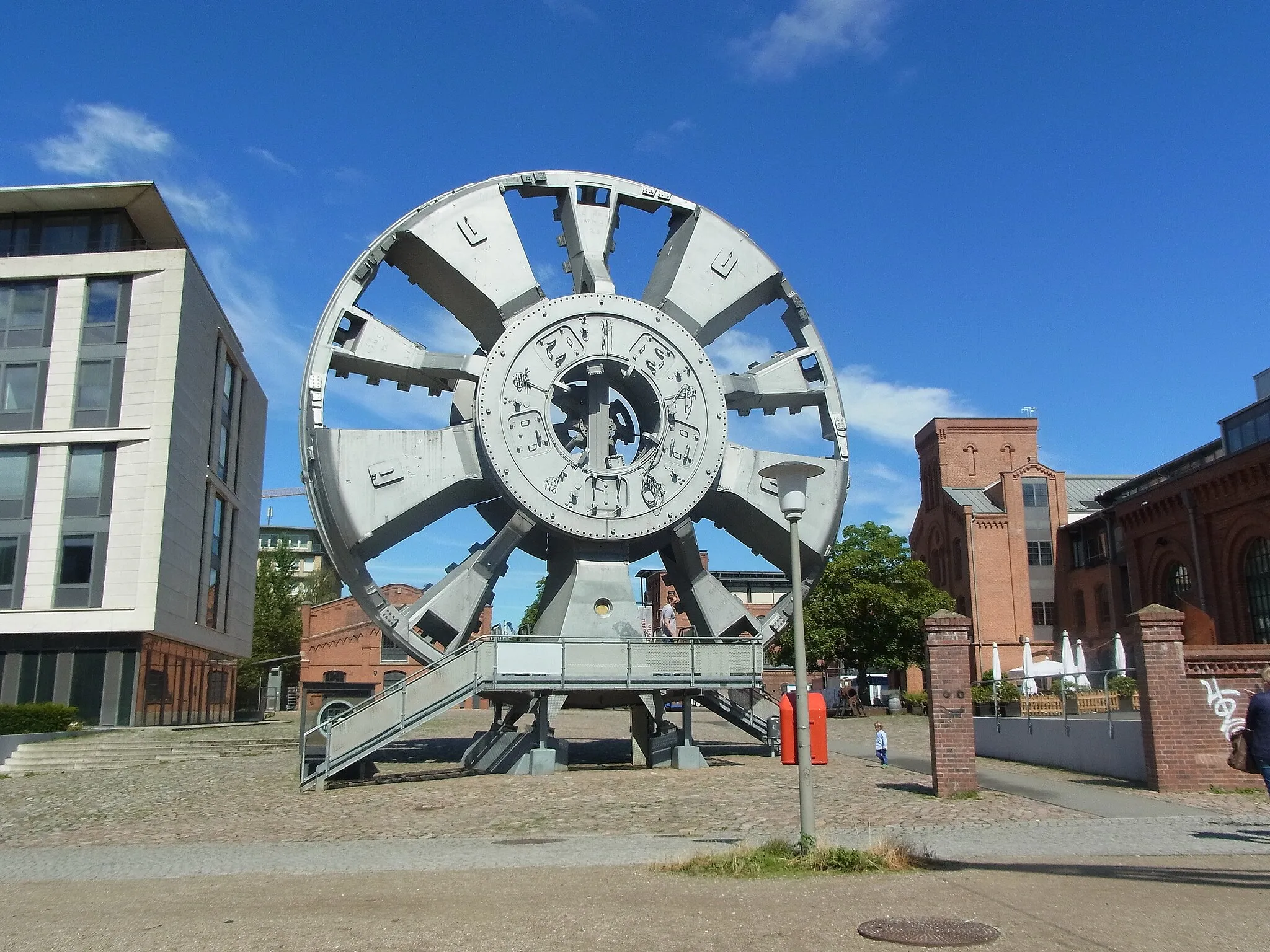 Photo showing: Das große Schneidrad gehört zum Tunnelbohrer TRUDE und gehört zur ständigen Ausstellung des Museums der Arbeit in Barmbek, am Wiesendamm 3. Das Schneidrad befindet sich auf dem Außengelände direkt am Osterbekkanal. Mehr Informationen zur weltgrößten Schildvortriebsmaschine im nachfolgenden Link vom Museum der Arbeit: http://www.museum-der-arbeit.de/de/staendige-ausstellungen/trude-die-groesste-schildvortriebsmaschine-der-welt.htm