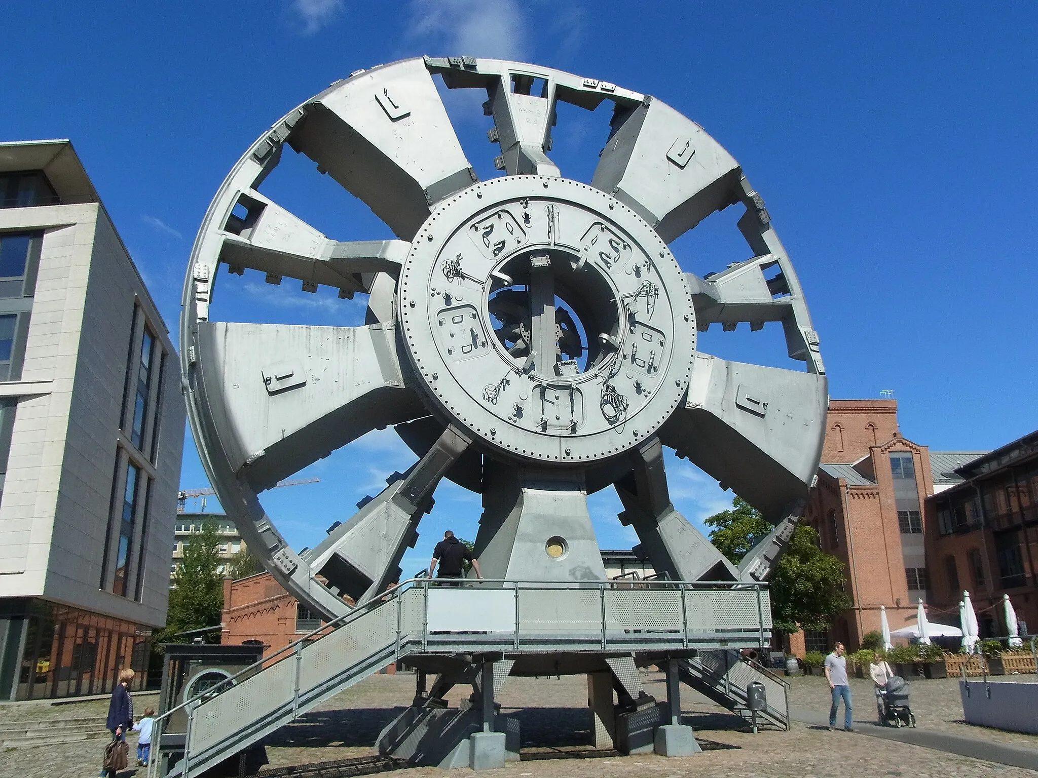 Photo showing: Das große Schneidrad gehört zum Tunnelbohrer TRUDE und gehört zur ständigen Ausstellung des Museums der Arbeit in Barmbek, am Wiesendamm 3. Das Schneidrad befindet sich auf dem Außengelände direkt am Osterbekkanal. Mehr Informationen zur weltgrößten Schildvortriebsmaschine im nachfolgenden Link vom Museum der Arbeit: http://www.museum-der-arbeit.de/de/staendige-ausstellungen/trude-die-groesste-schildvortriebsmaschine-der-welt.htm