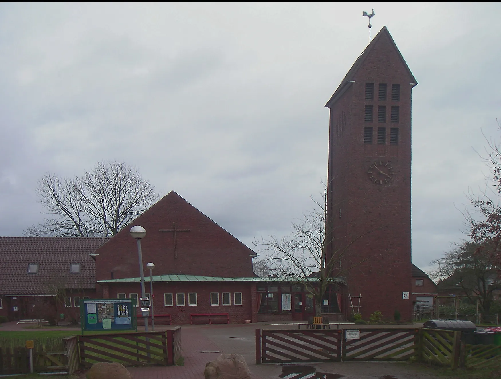 Photo showing: Bugenhagenkirche in Hamburg-Nettelnburg, Westseite