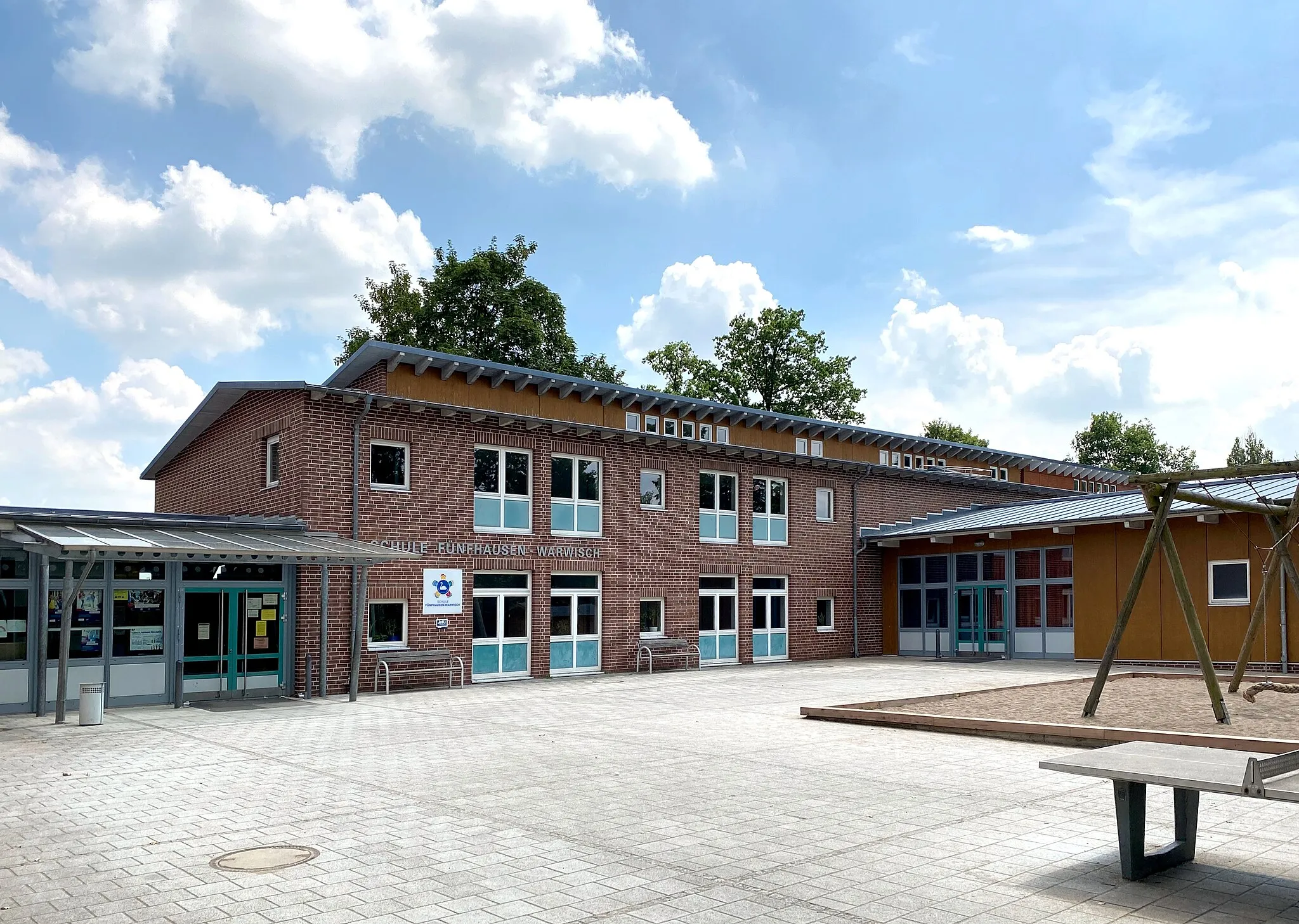 Photo showing: Schule Fünfhausen-Warwisch, Durchdeich 108, Hamburg-Kirchwerder. Westseite des Hauptgebäudes mit aufgestocktem Dachgeschoss.