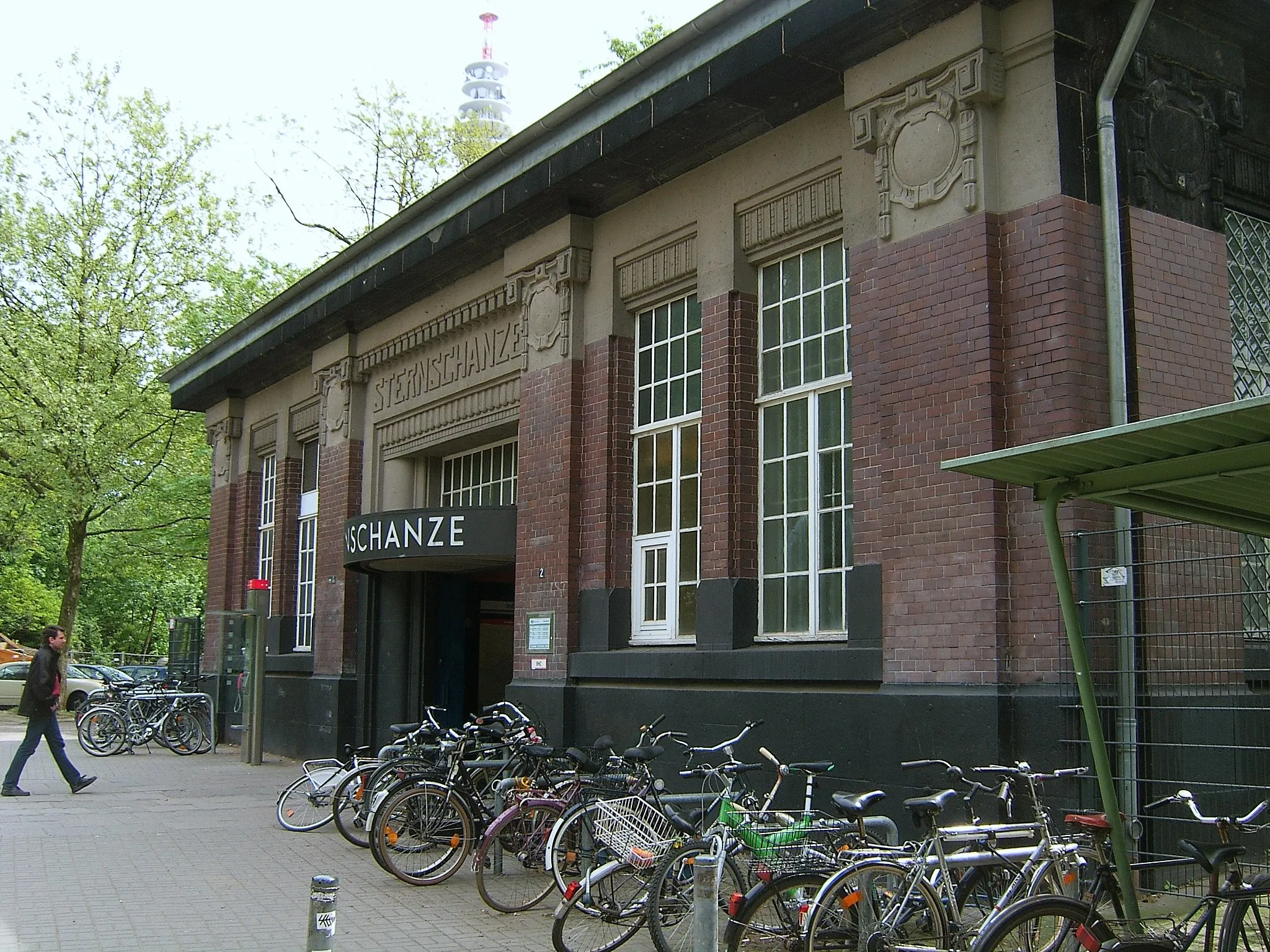 Photo showing: Zugangsgebäude des U-Bahnhofes Sternschanze im gleichnamigen Hamburger Stadtteil.