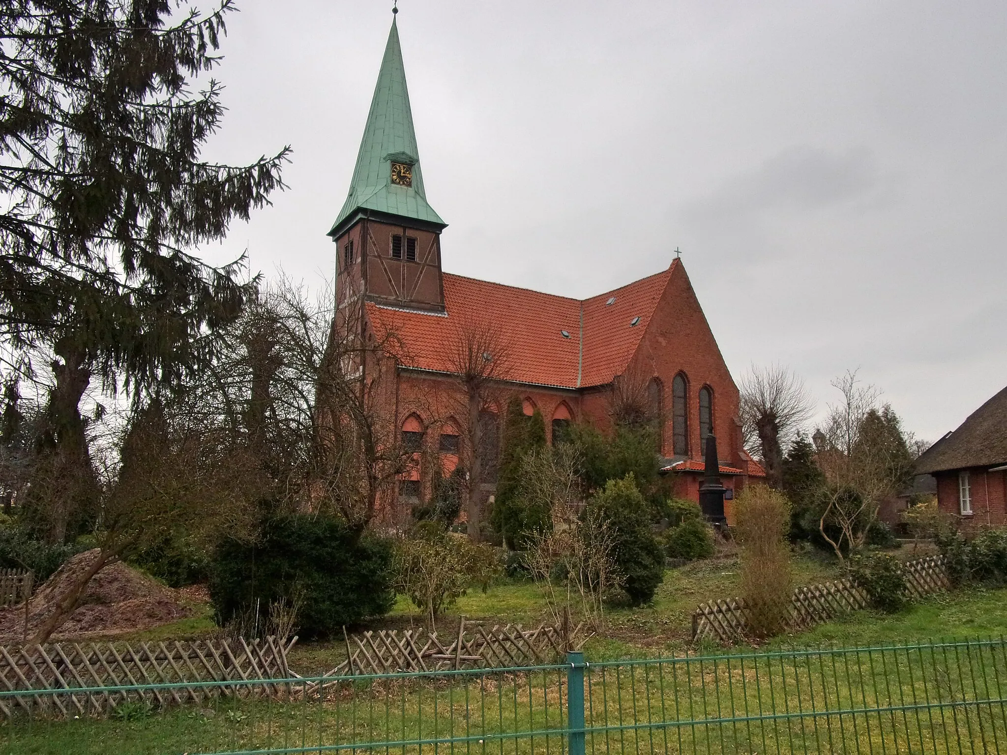 Photo showing: Die ev.-Luth. Kreuzkirche Kirchdorf im Stadtteil Wilhelmsburg. Die Kirche mit Friedhof befindet sich zum Schutz vor Hochwasser auf einer Düne. Die Kirche wurde 1614 als Fachwerk-Saalkirche erbaut und gehört zum Ensemble des historischen Dorfkerns Kirchdorf.