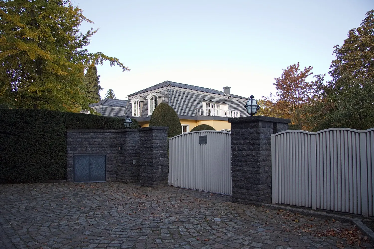 Photo showing: Einfahrt zu Dieter Bohlen's Villa in Tötensen bei Hamburg
