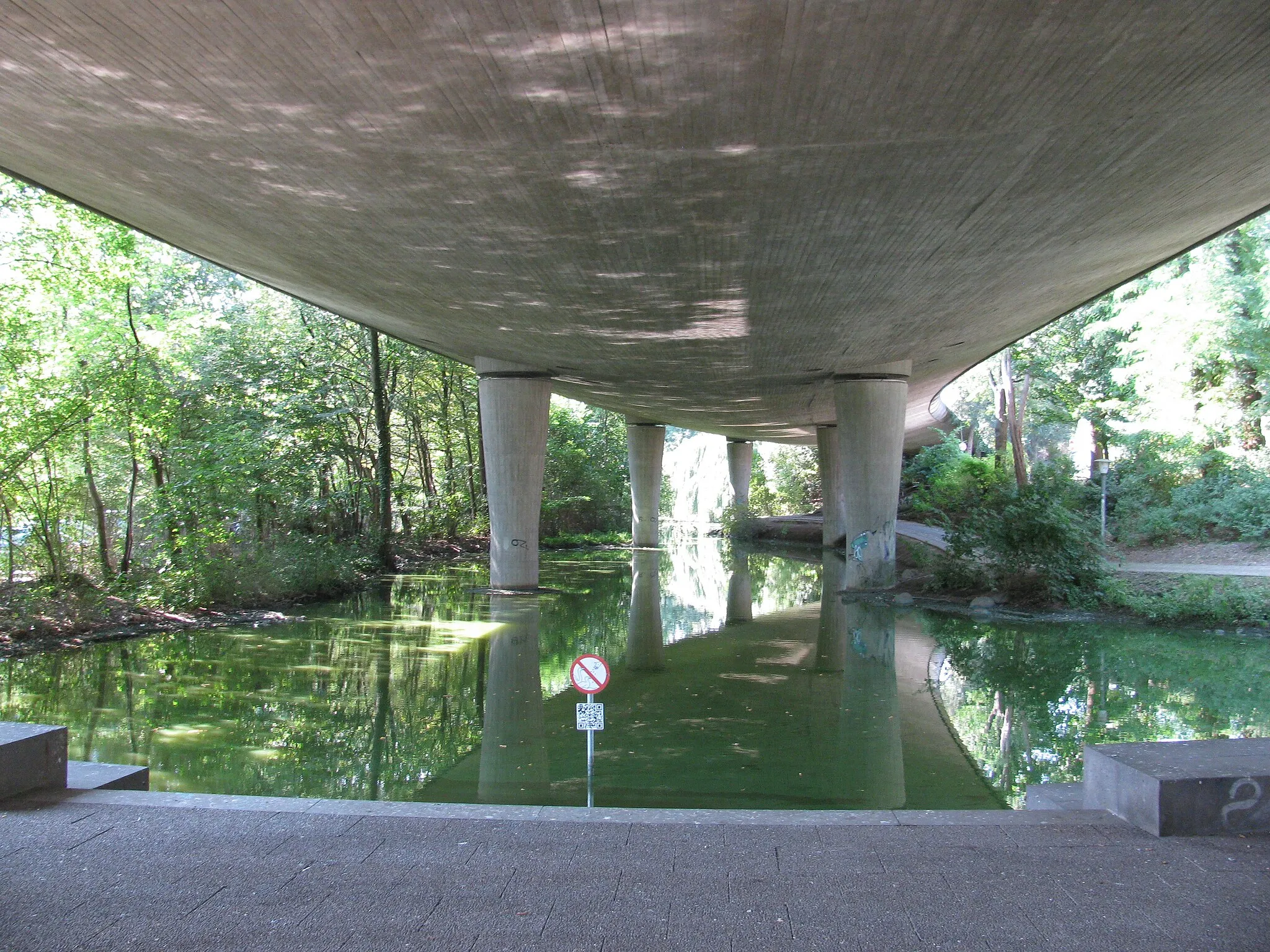 Photo showing: ein Teich unter der Harburger Umgehungsstraße in Hamburg im Zuge des Mühlenbachs